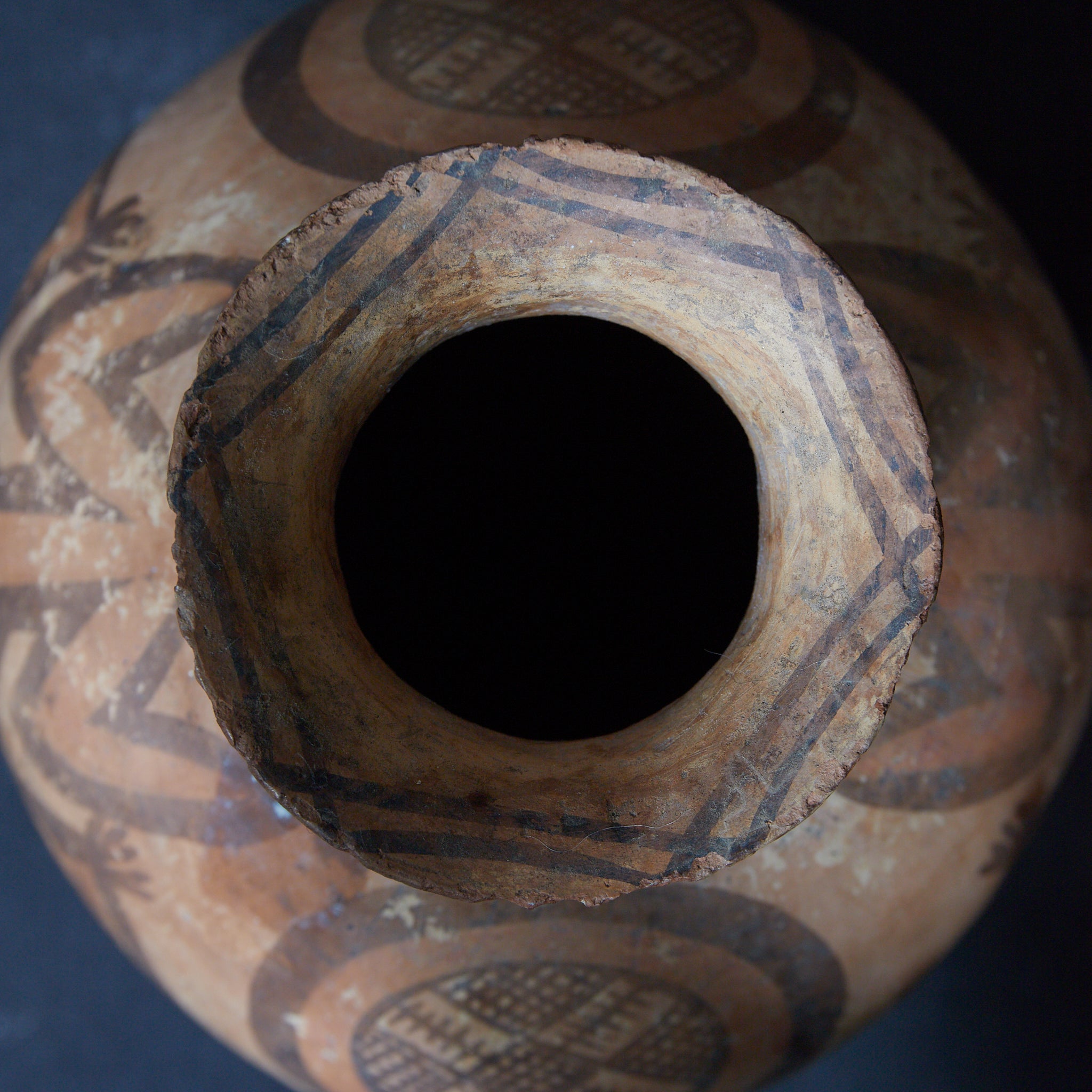 TINAJA DE DOS ASAS, Cerámica pintada, con diseño geométrico, Con caja de madera, Cultura Majiayao（3300–2050 a. C.）