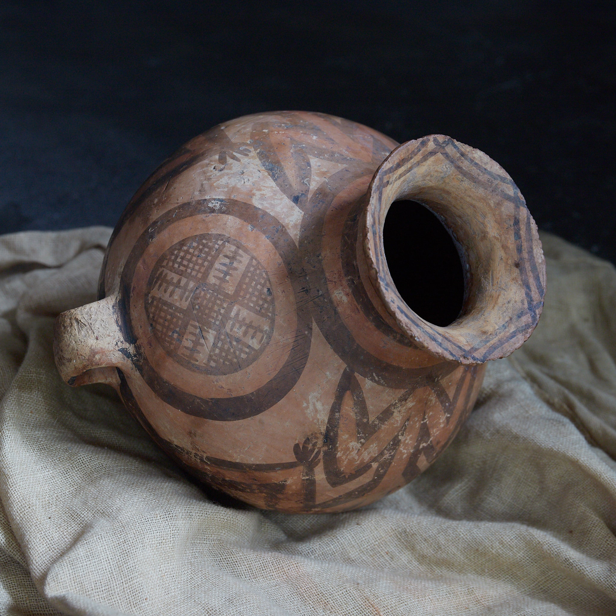 TINAJA DE DOS ASAS, Cerámica pintada, con diseño geométrico, Con caja de madera, Cultura Majiayao（3300–2050 a. C.）