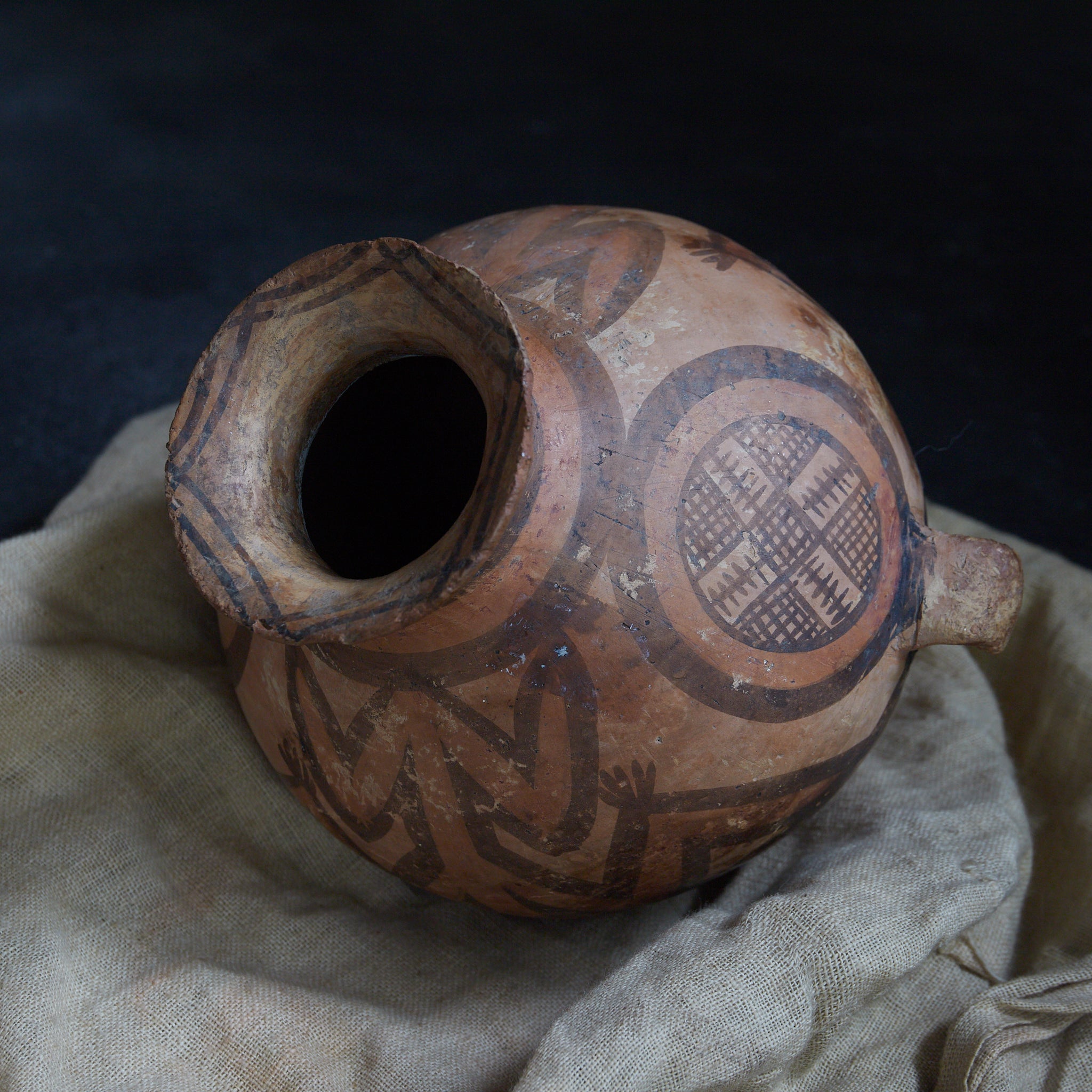 TINAJA DE DOS ASAS, Cerámica pintada, con diseño geométrico, Con caja de madera, Cultura Majiayao（3300–2050 a. C.）