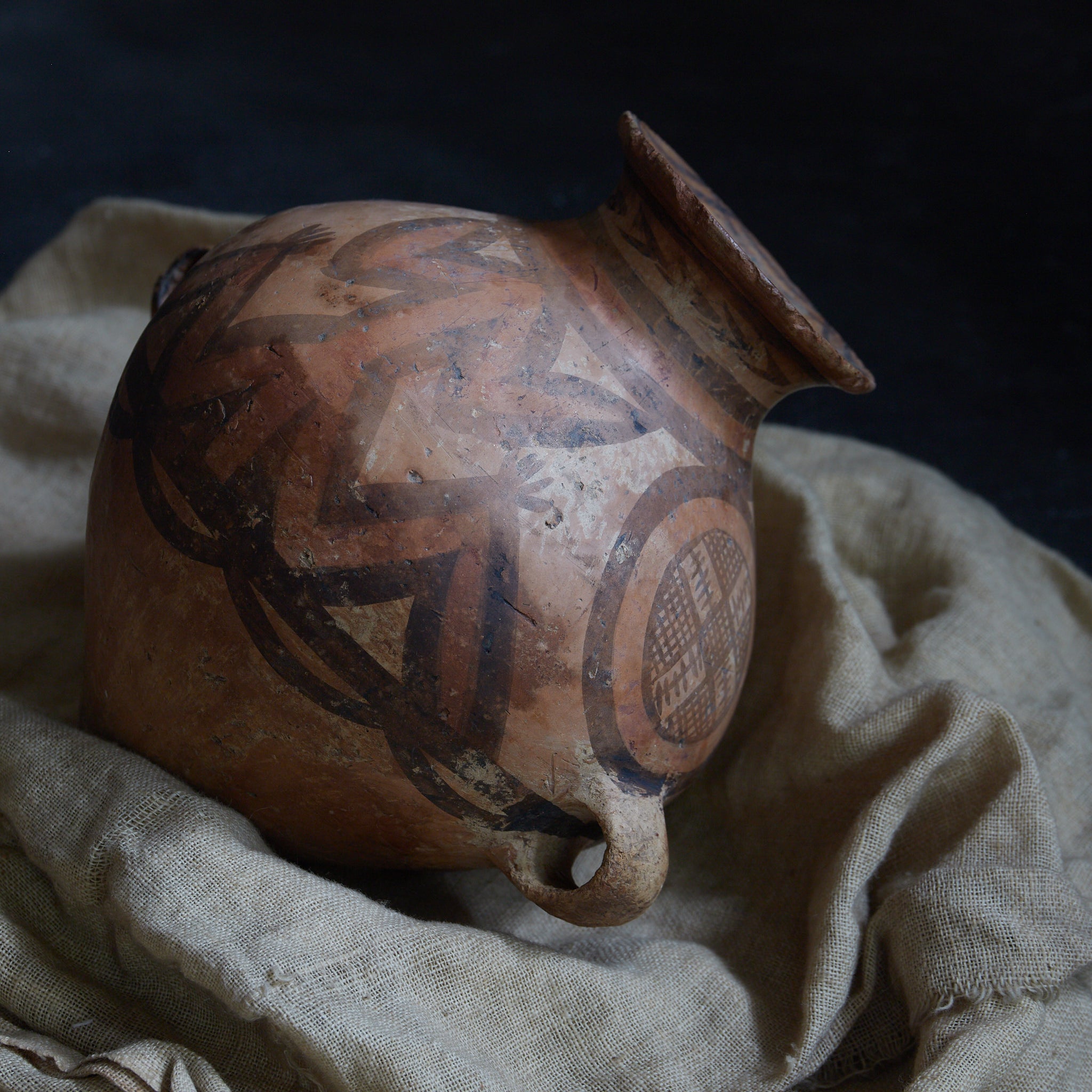 TINAJA DE DOS ASAS, Cerámica pintada, con diseño geométrico, Con caja de madera, Cultura Majiayao（3300–2050 a. C.）