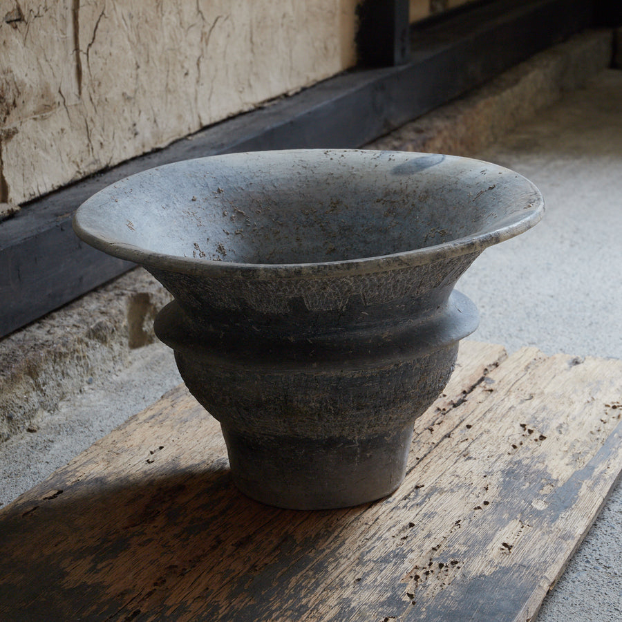 MIT WEITEM MUND SCHWARZE KERAMIK / IRDENWARE / GEFÄSS, Ban Chiang, mit ritzlinien, mit Holzkiste, Antike (3.–12. Jahrhundert)