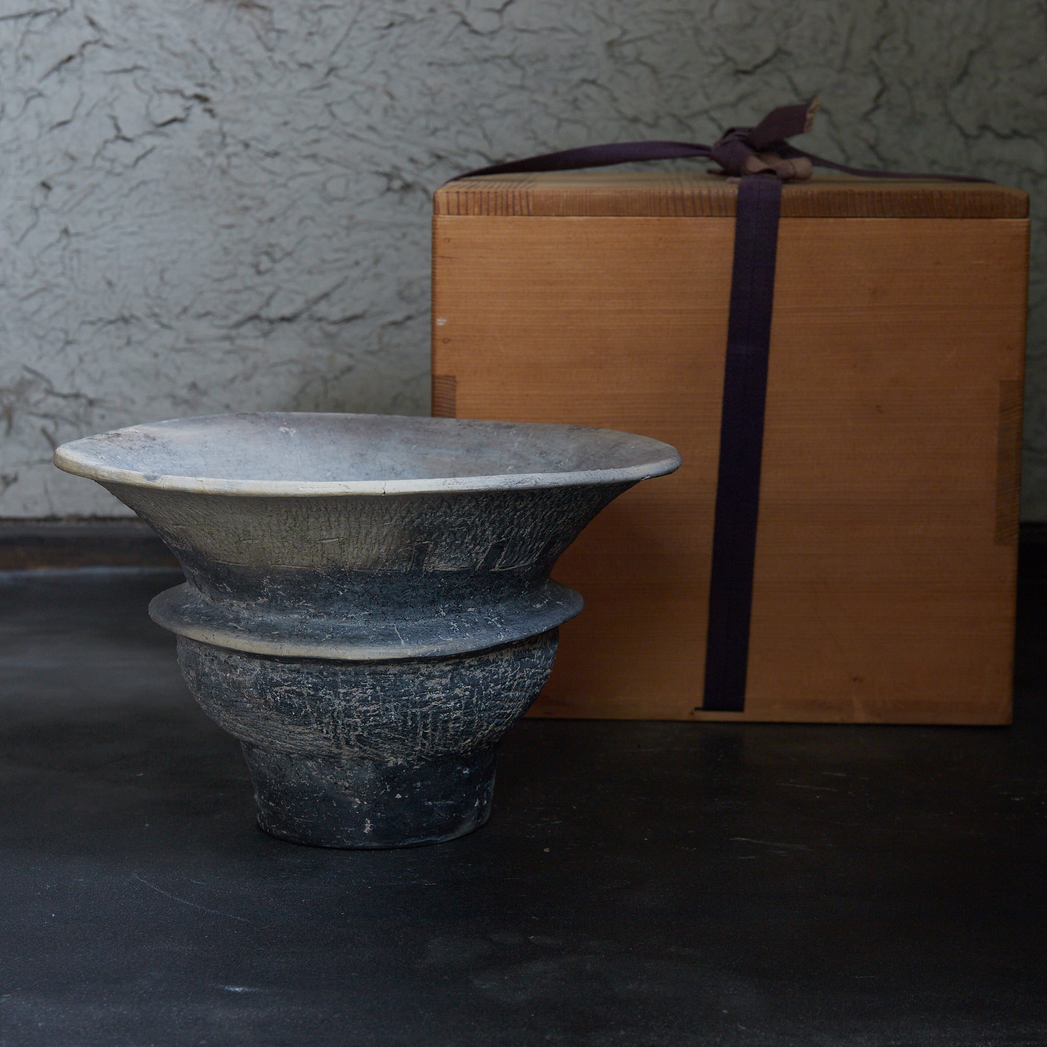 POTERIE NOIRE / TERRE CUITE / JARRE À BOUCHE LARGE, Ban Chiang, avec lignes incisées, Avec boîte en bois, Antiquité（IIIe–XIIe siècle）