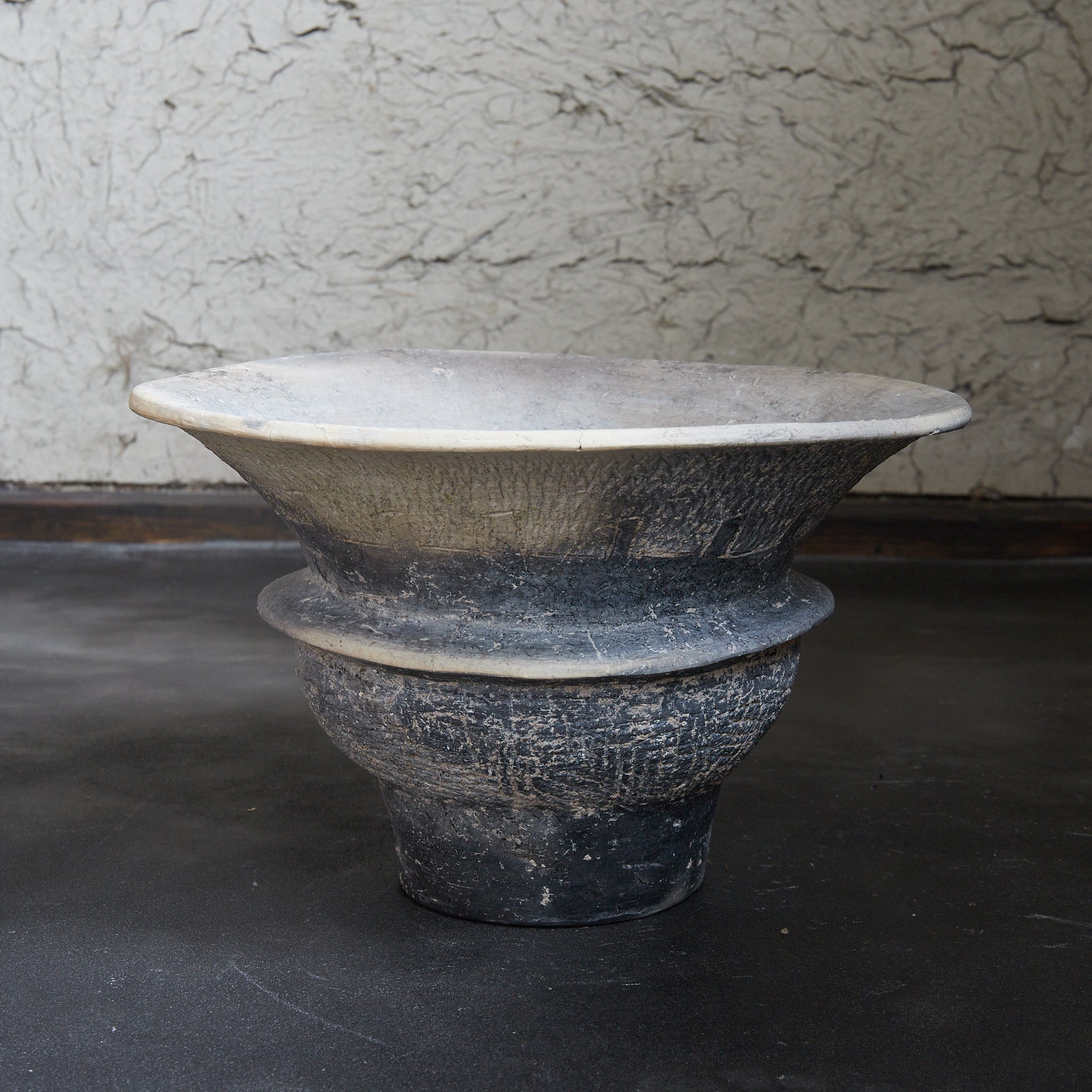 バンチェン黒陶線刻文広口土器 壺 木箱付（古代：3–12世紀） | 入蘆花