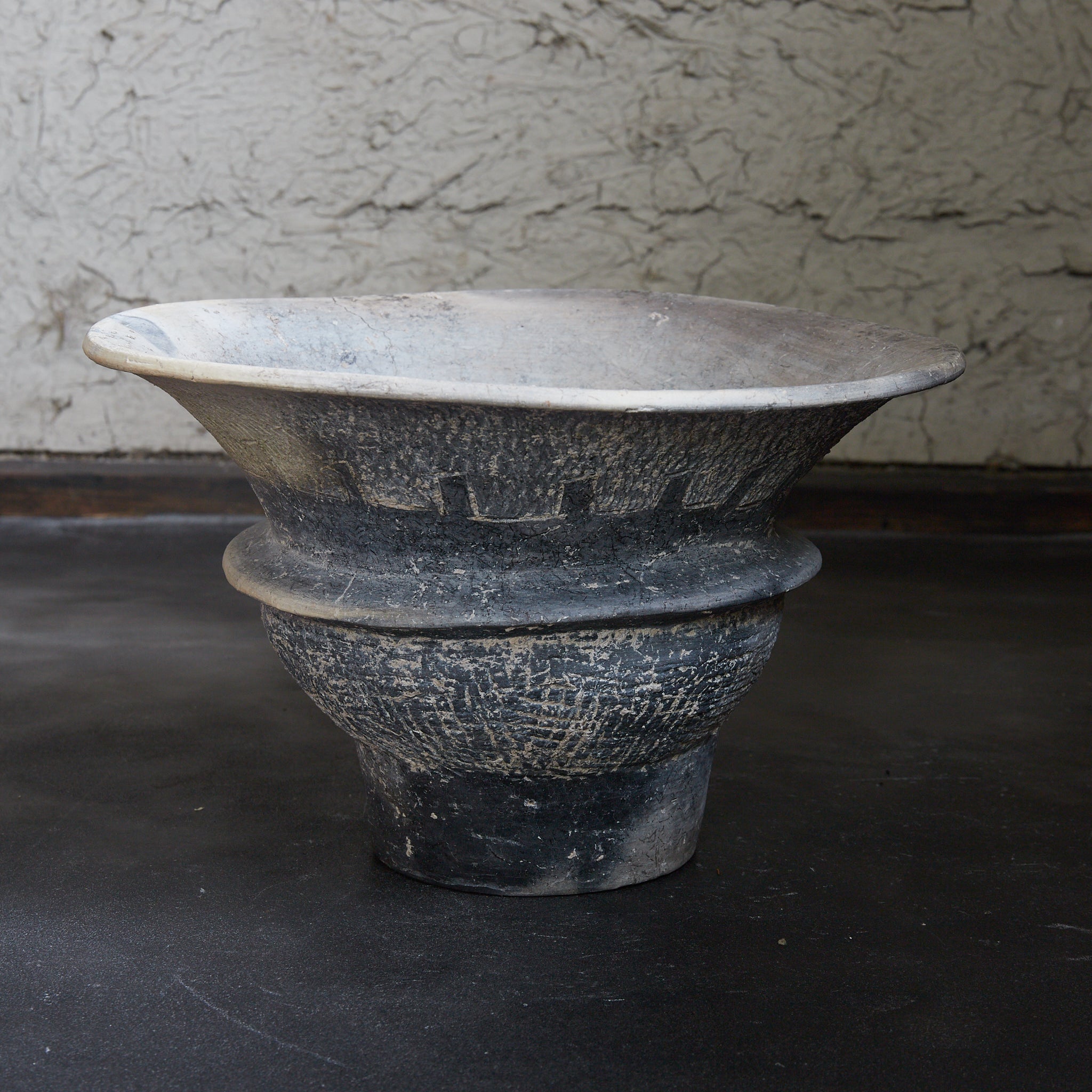 バンチェン黒陶線刻文広口土器 壺 木箱付（古代：3–12世紀） | 入蘆花