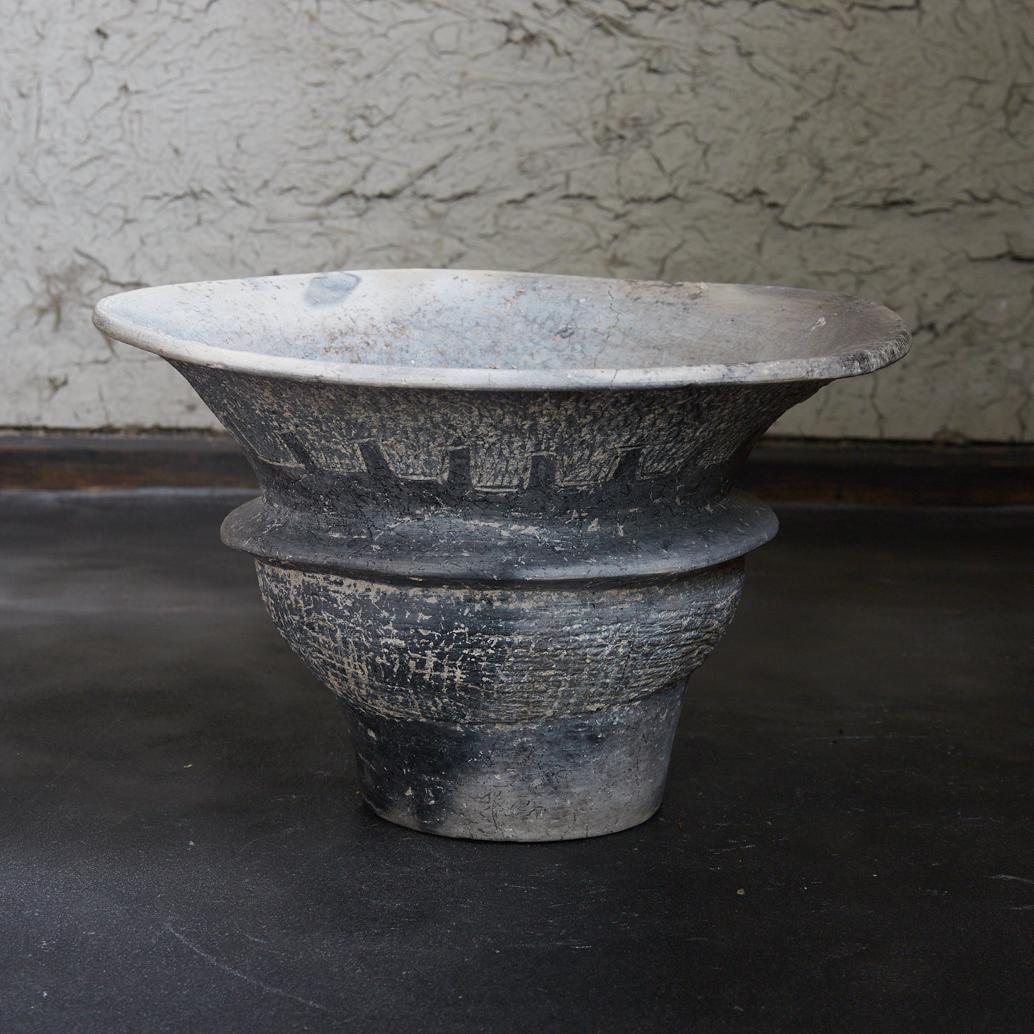 POTERIE NOIRE / TERRE CUITE / JARRE À BOUCHE LARGE, Ban Chiang, avec lignes incisées, Avec boîte en bois, Antiquité（IIIe–XIIe siècle）