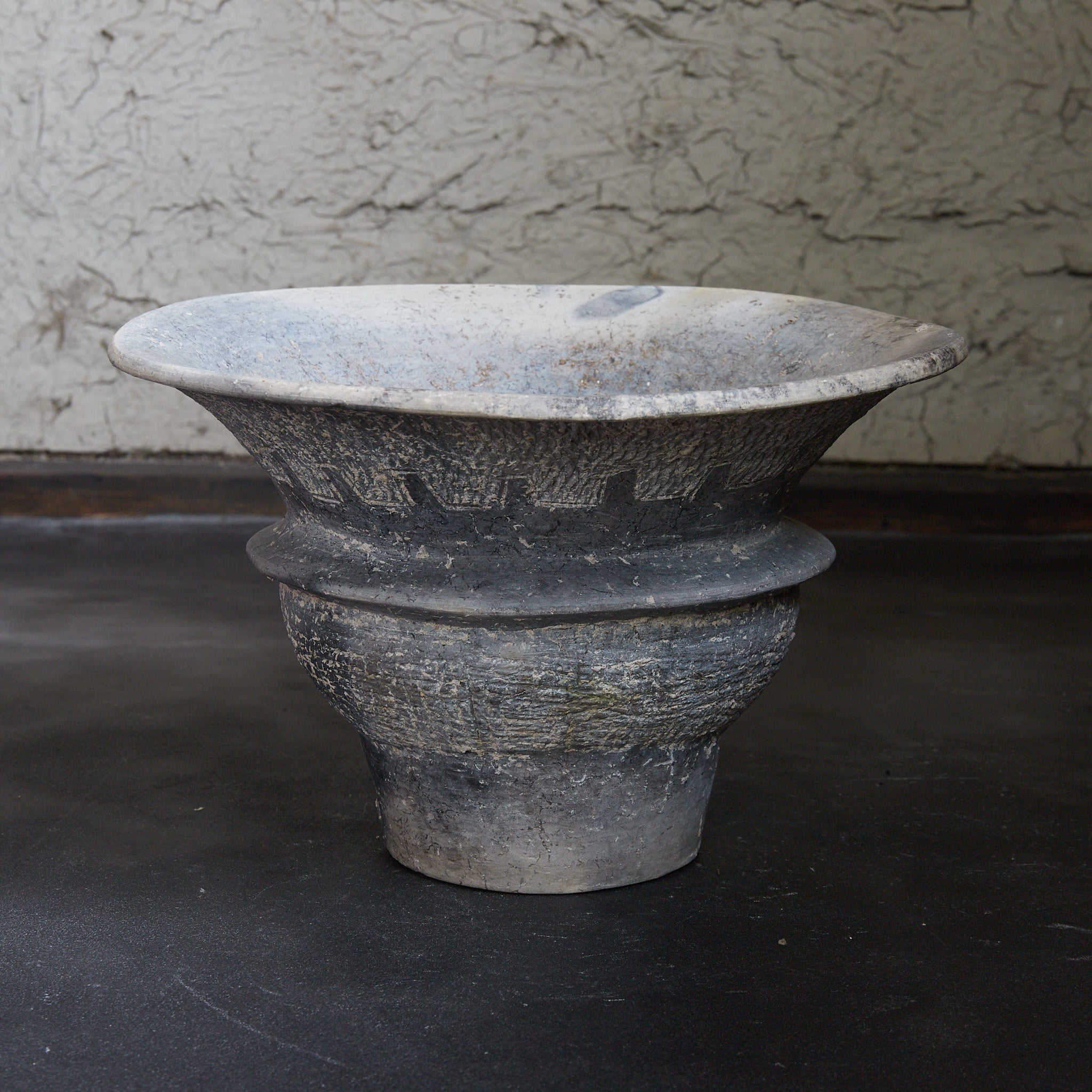 バンチェン黒陶線刻文広口土器 壺 木箱付（古代：3–12世紀） | 入蘆花