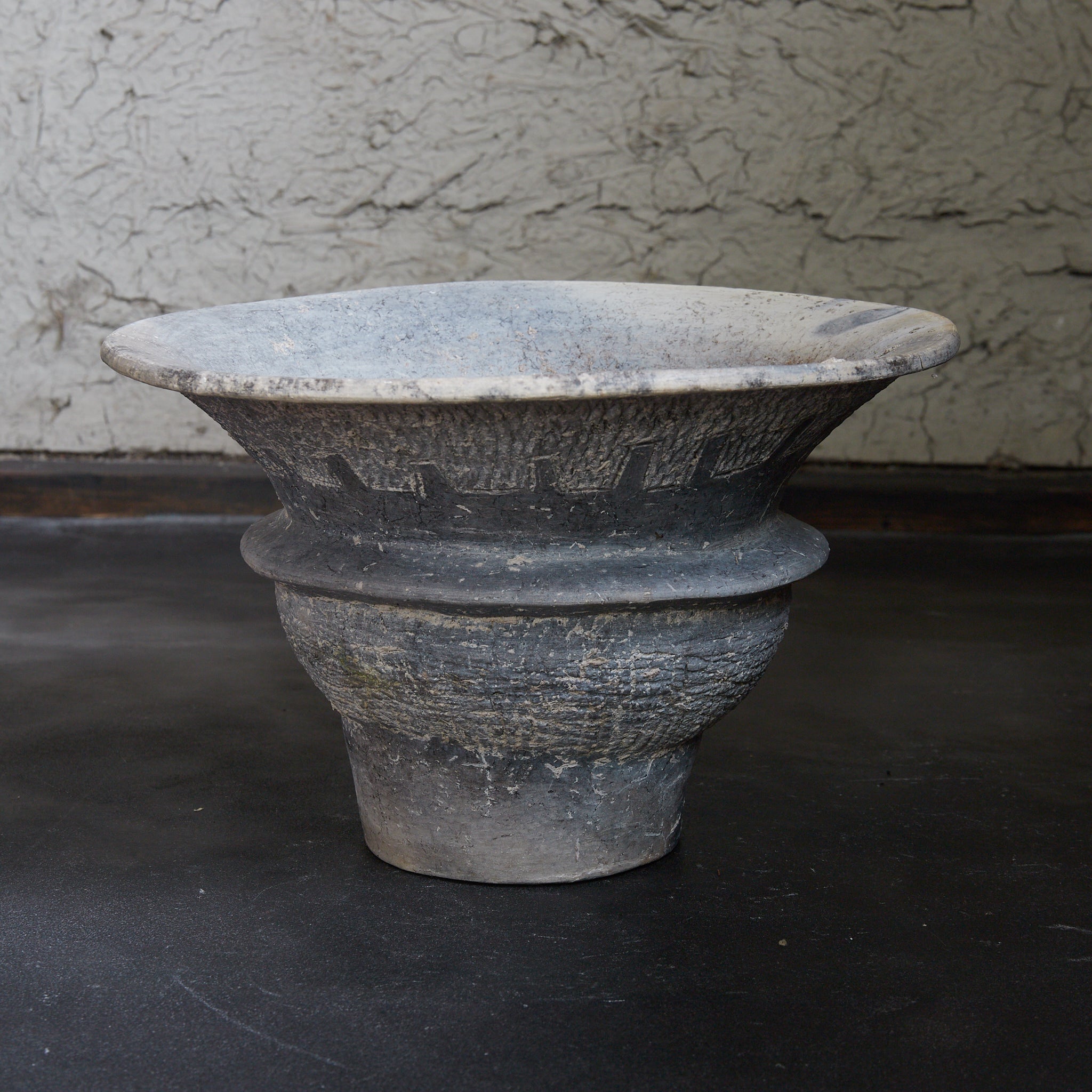 POTERIE NOIRE / TERRE CUITE / JARRE À BOUCHE LARGE, Ban Chiang, avec lignes incisées, Avec boîte en bois, Antiquité（IIIe–XIIe siècle）