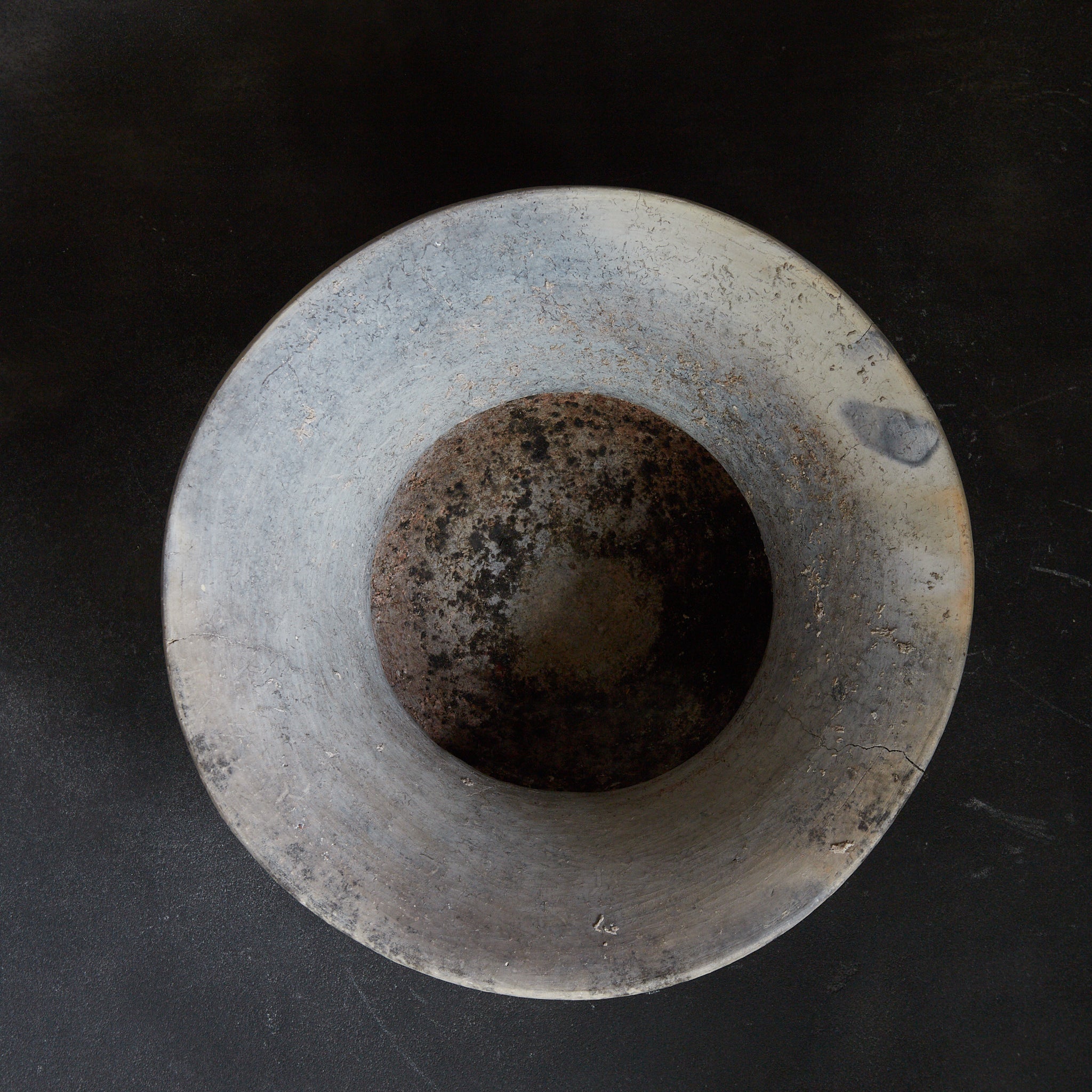 POTERIE NOIRE / TERRE CUITE / JARRE À BOUCHE LARGE, Ban Chiang, avec lignes incisées, Avec boîte en bois, Antiquité（IIIe–XIIe siècle）