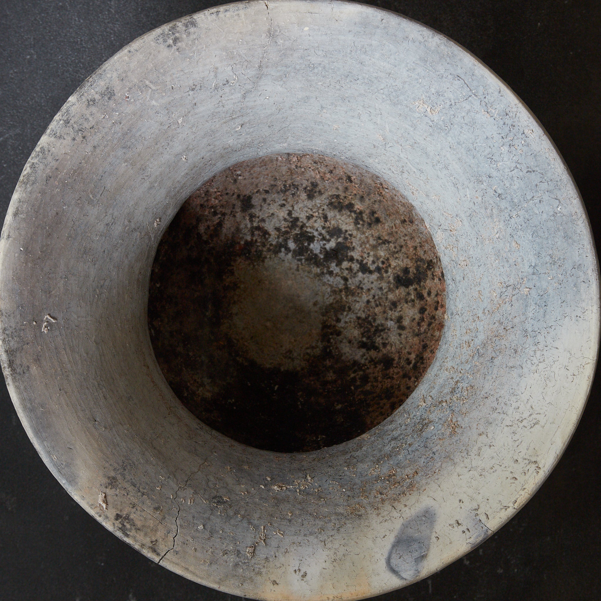 POTERIE NOIRE / TERRE CUITE / JARRE À BOUCHE LARGE, Ban Chiang, avec lignes incisées, Avec boîte en bois, Antiquité（IIIe–XIIe siècle）