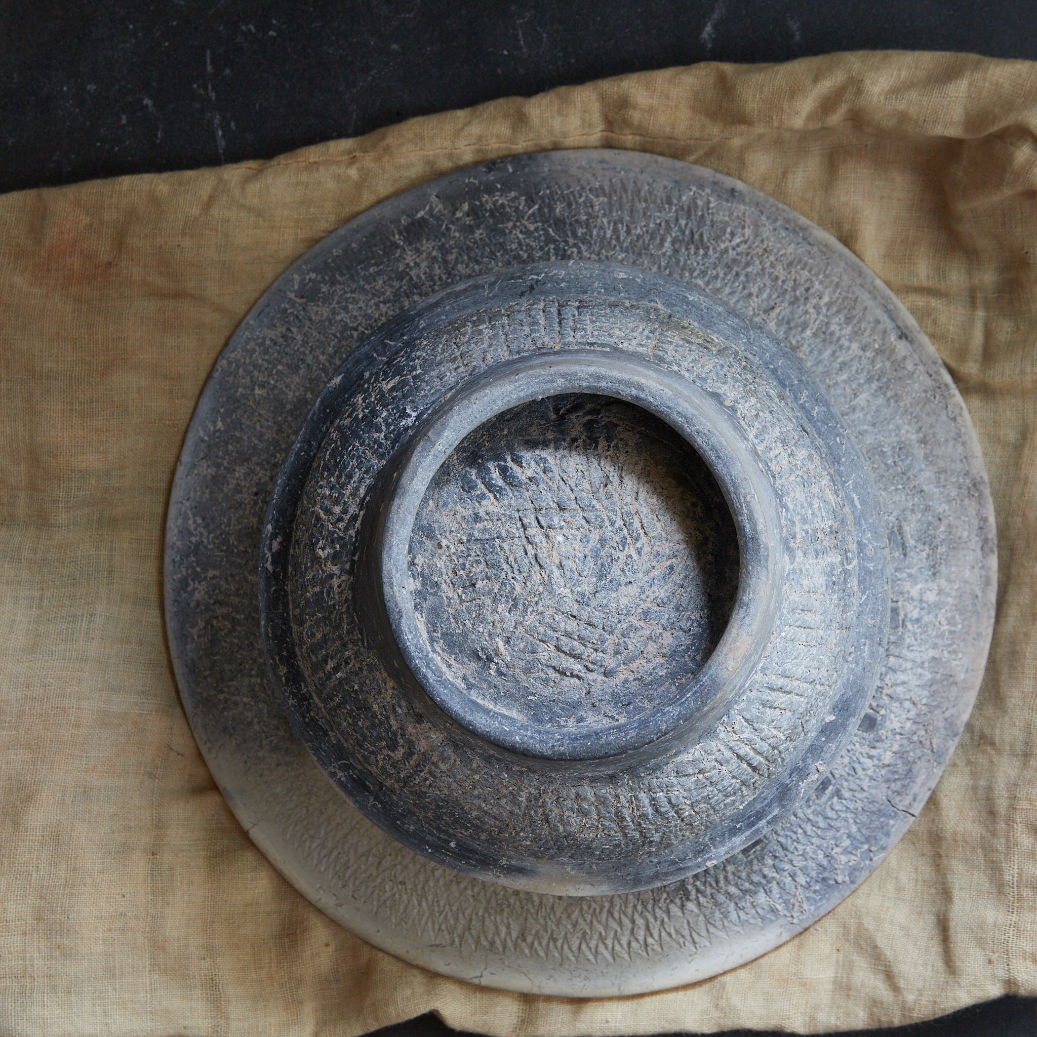 POTERIE NOIRE / TERRE CUITE / JARRE À BOUCHE LARGE, Ban Chiang, avec lignes incisées, Avec boîte en bois, Antiquité（IIIe–XIIe siècle）