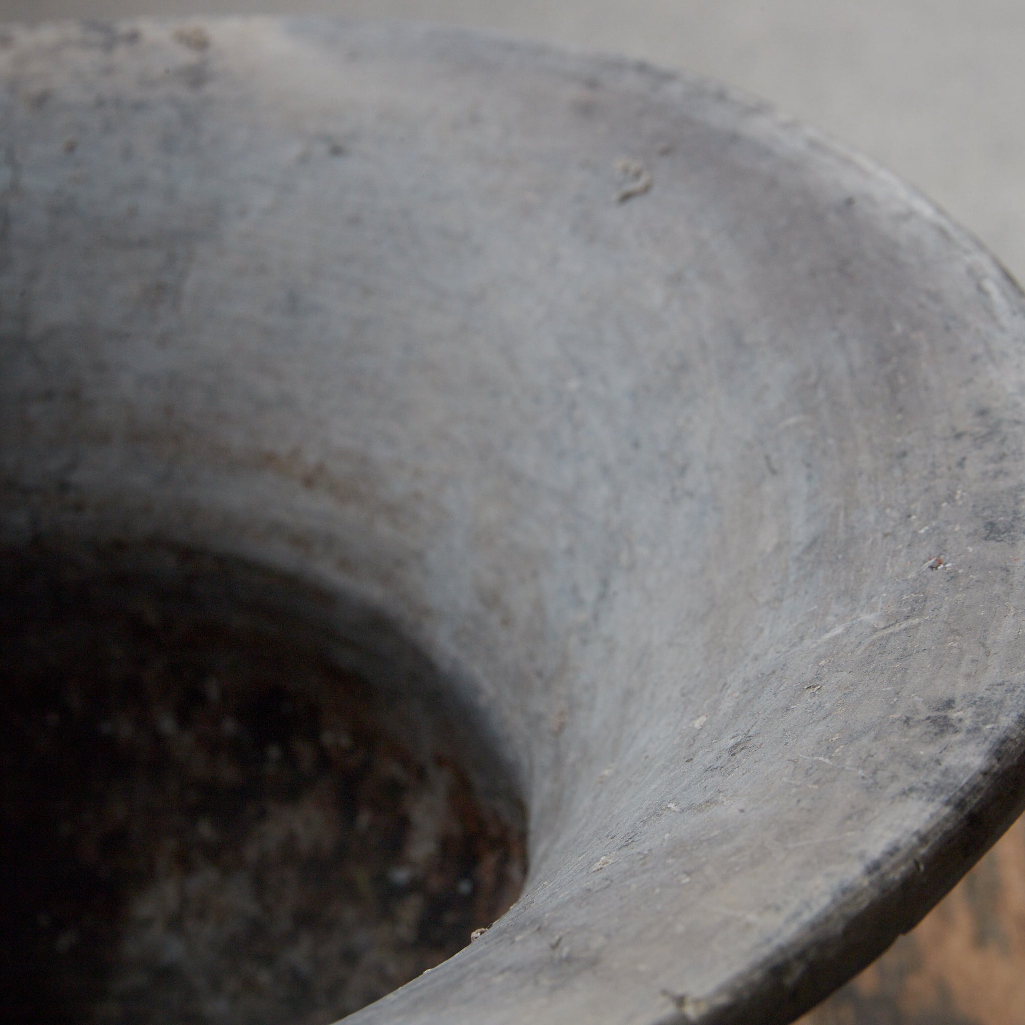 POTERIE NOIRE / TERRE CUITE / JARRE À BOUCHE LARGE, Ban Chiang, avec lignes incisées, Avec boîte en bois, Antiquité（IIIe–XIIe siècle）