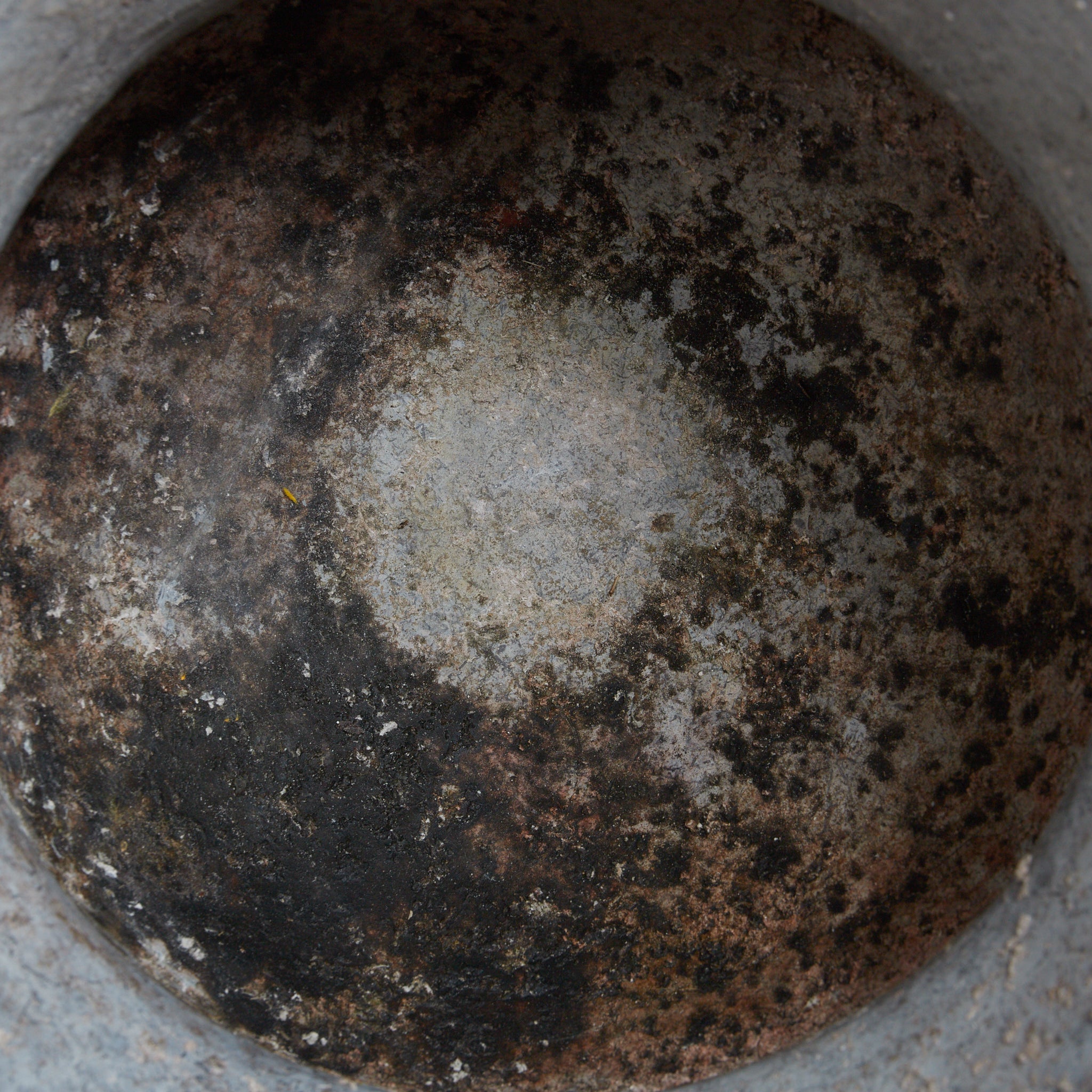 POTERIE NOIRE / TERRE CUITE / JARRE À BOUCHE LARGE, Ban Chiang, avec lignes incisées, Avec boîte en bois, Antiquité（IIIe–XIIe siècle）