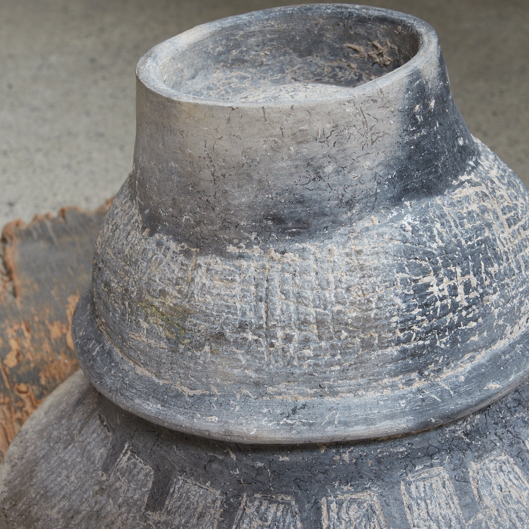 POTERIE NOIRE / TERRE CUITE / JARRE À BOUCHE LARGE, Ban Chiang, avec lignes incisées, Avec boîte en bois, Antiquité（IIIe–XIIe siècle）