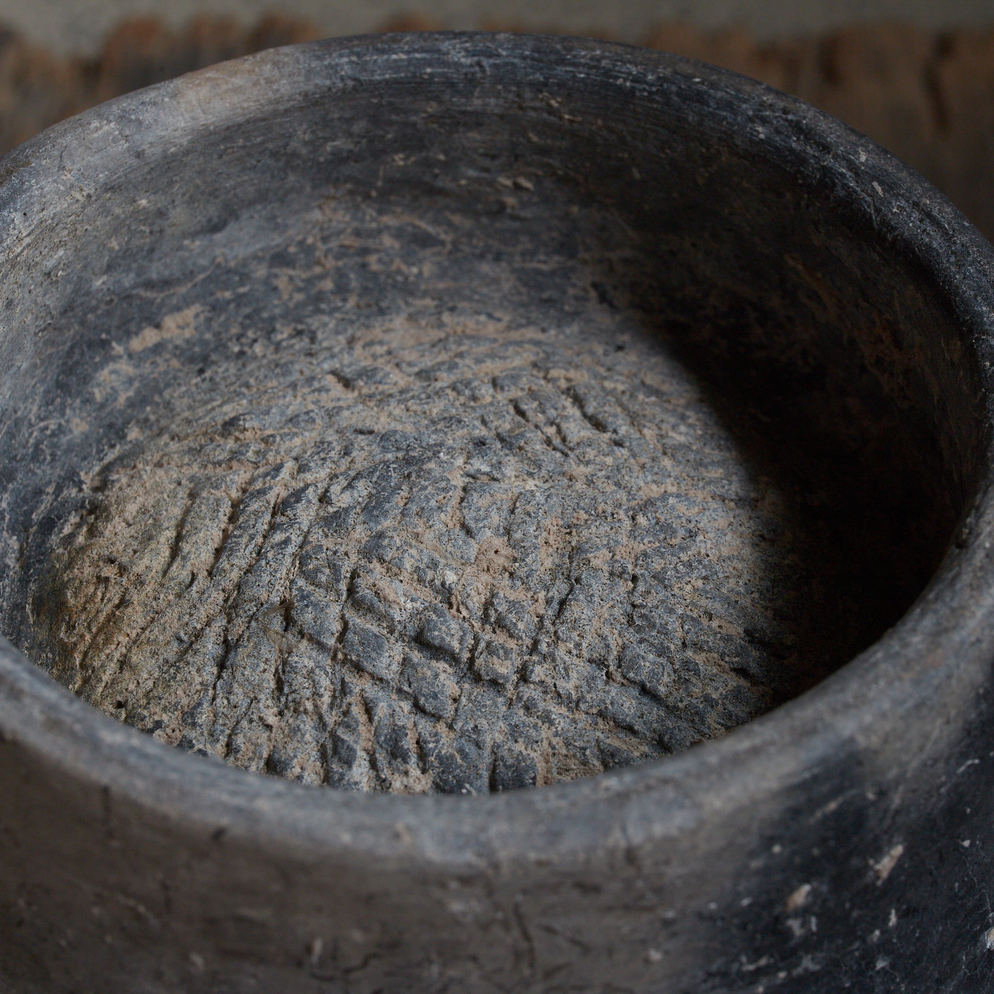 POTERIE NOIRE / TERRE CUITE / JARRE À BOUCHE LARGE, Ban Chiang, avec lignes incisées, Avec boîte en bois, Antiquité（IIIe–XIIe siècle）