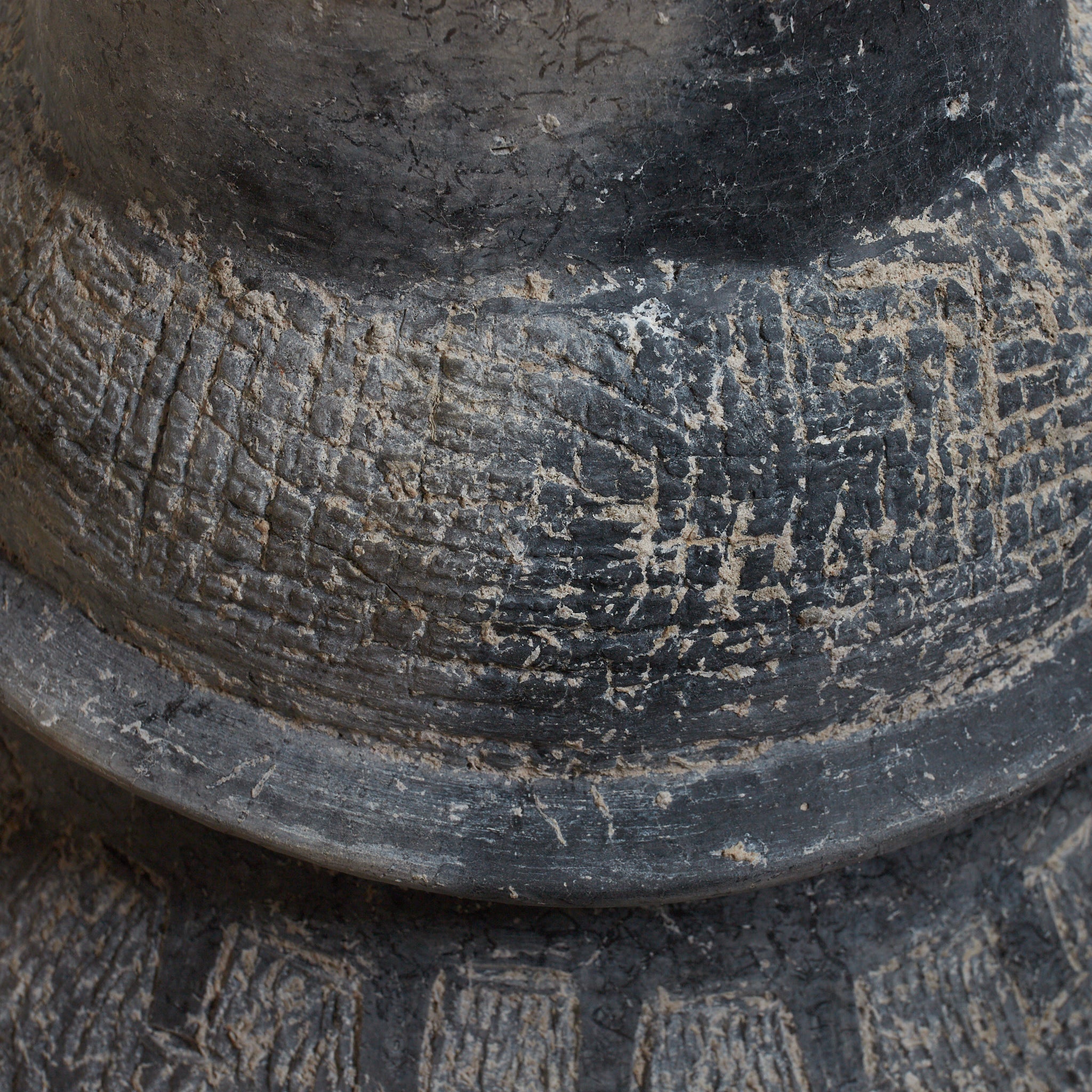 POTERIE NOIRE / TERRE CUITE / JARRE À BOUCHE LARGE, Ban Chiang, avec lignes incisées, Avec boîte en bois, Antiquité（IIIe–XIIe siècle）
