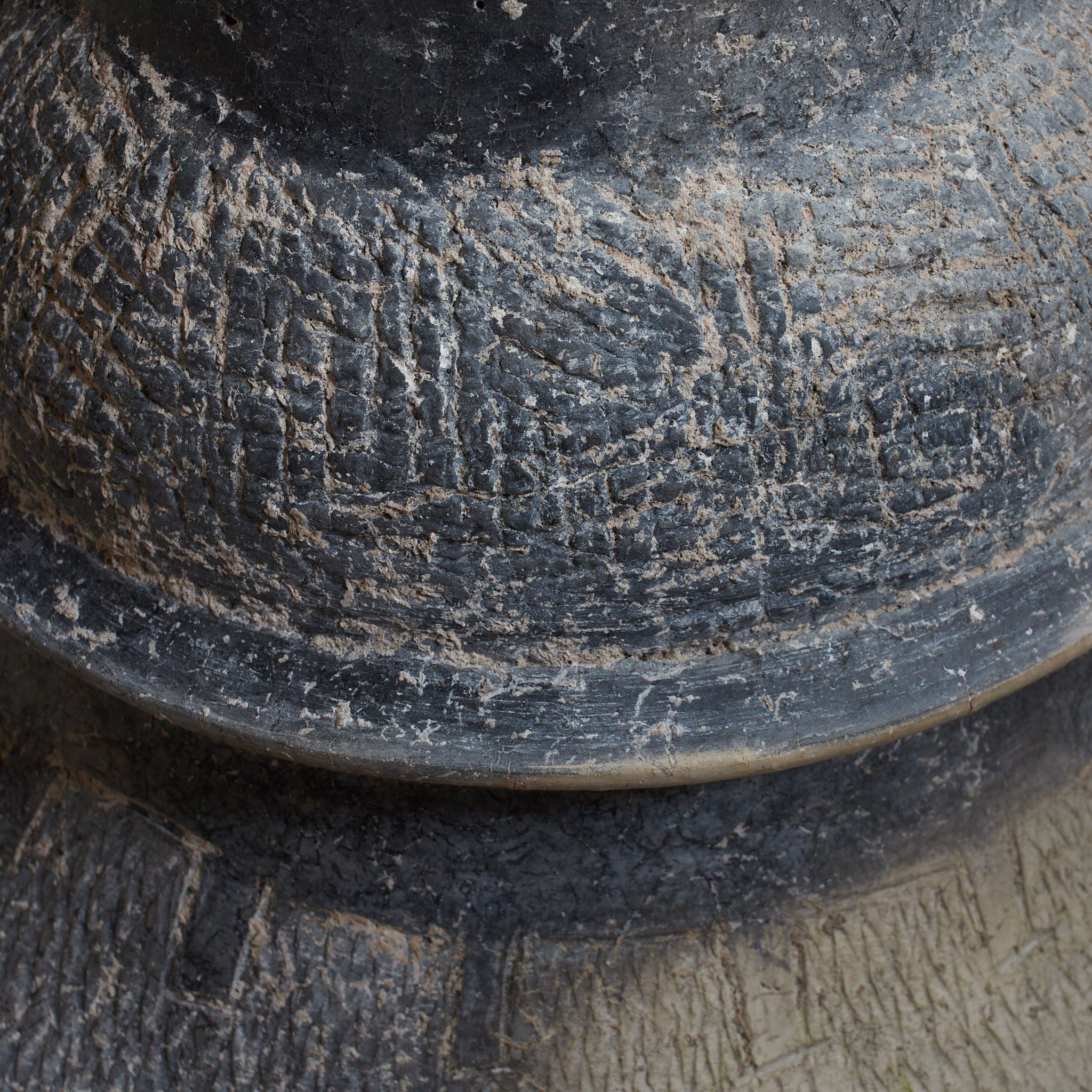 POTERIE NOIRE / TERRE CUITE / JARRE À BOUCHE LARGE, Ban Chiang, avec lignes incisées, Avec boîte en bois, Antiquité（IIIe–XIIe siècle）