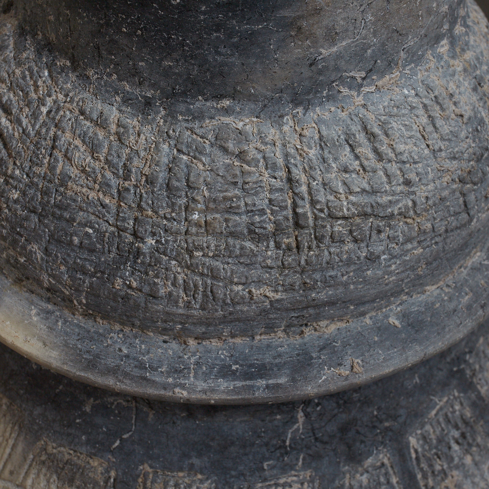 POTERIE NOIRE / TERRE CUITE / JARRE À BOUCHE LARGE, Ban Chiang, avec lignes incisées, Avec boîte en bois, Antiquité（IIIe–XIIe siècle）