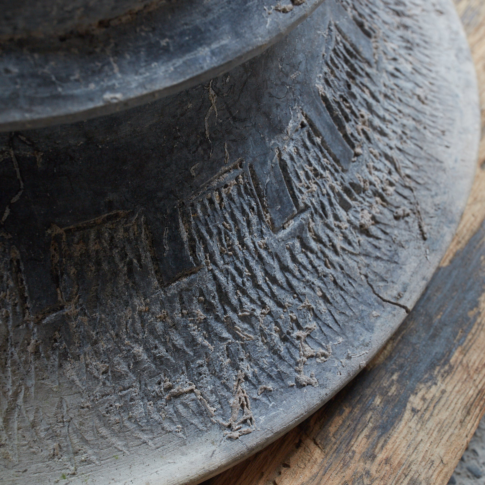 POTERIE NOIRE / TERRE CUITE / JARRE À BOUCHE LARGE, Ban Chiang, avec lignes incisées, Avec boîte en bois, Antiquité（IIIe–XIIe siècle）