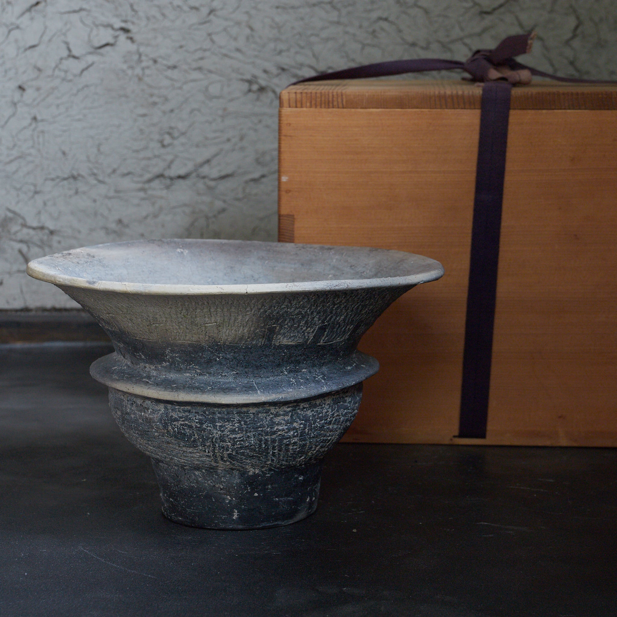 バンチェン黒陶線刻文広口土器 壺 木箱付（古代：3–12世紀） | 入蘆花