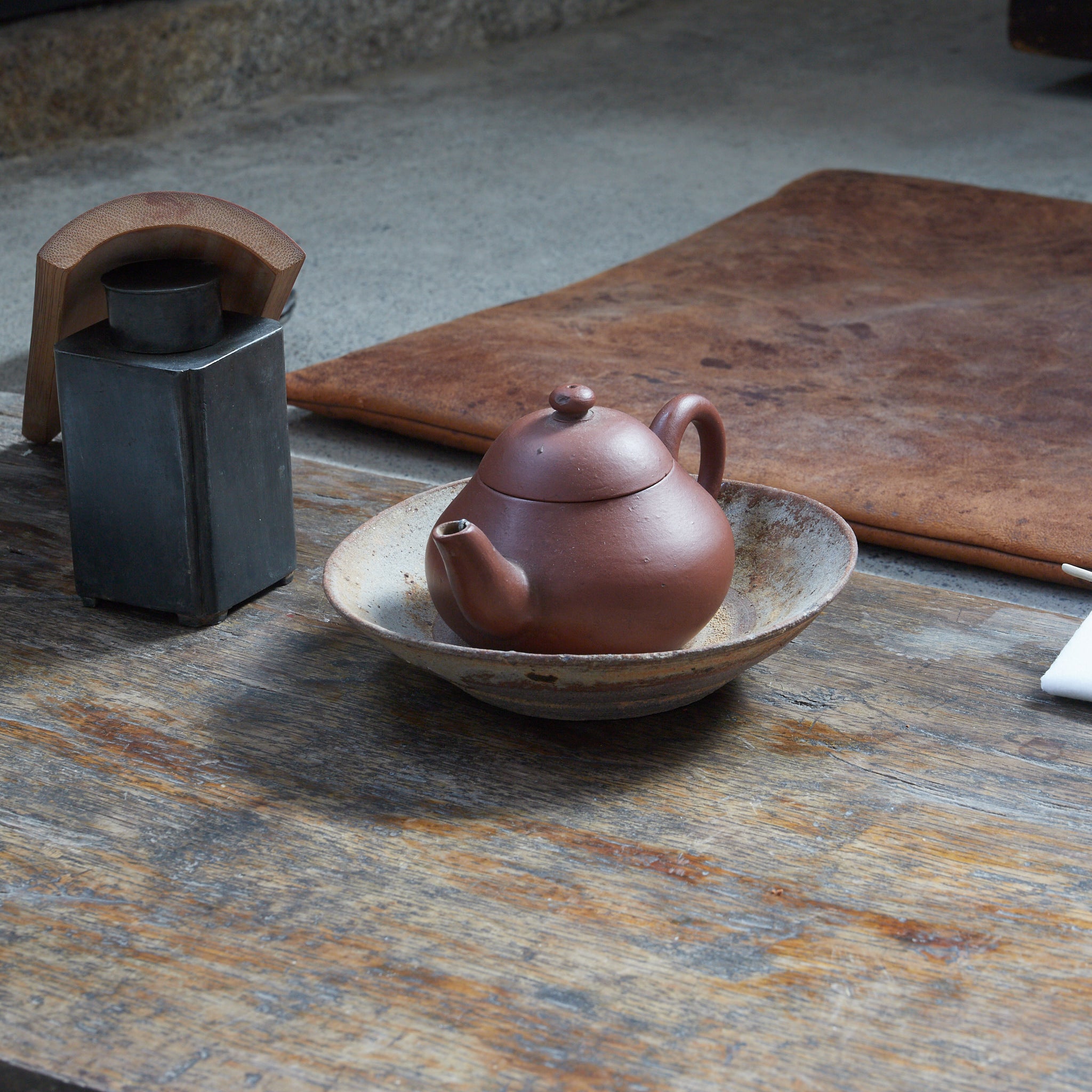 CUENCO, Horno Jizhou, vidriado marrón, Período Song–Yuan (960–1368 d. C.) – Soporte para tetera
