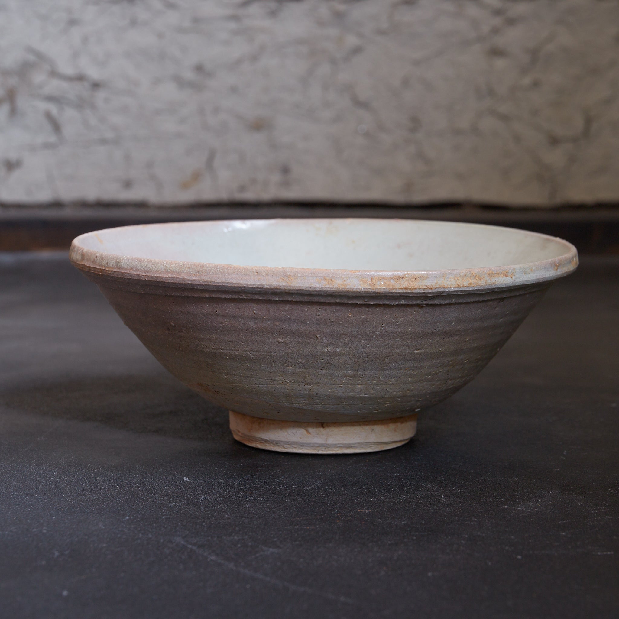 宋代–元代 薄紅手白釉茶碗（960–1368CE） | 入蘆花（ロカニイル）