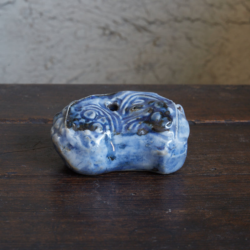 COMPTE-GOUTTES À EAU EN FORME DE LION, À glaçure lapis, Dynastie Joseon (1392–1897 apr. J.-C.)
