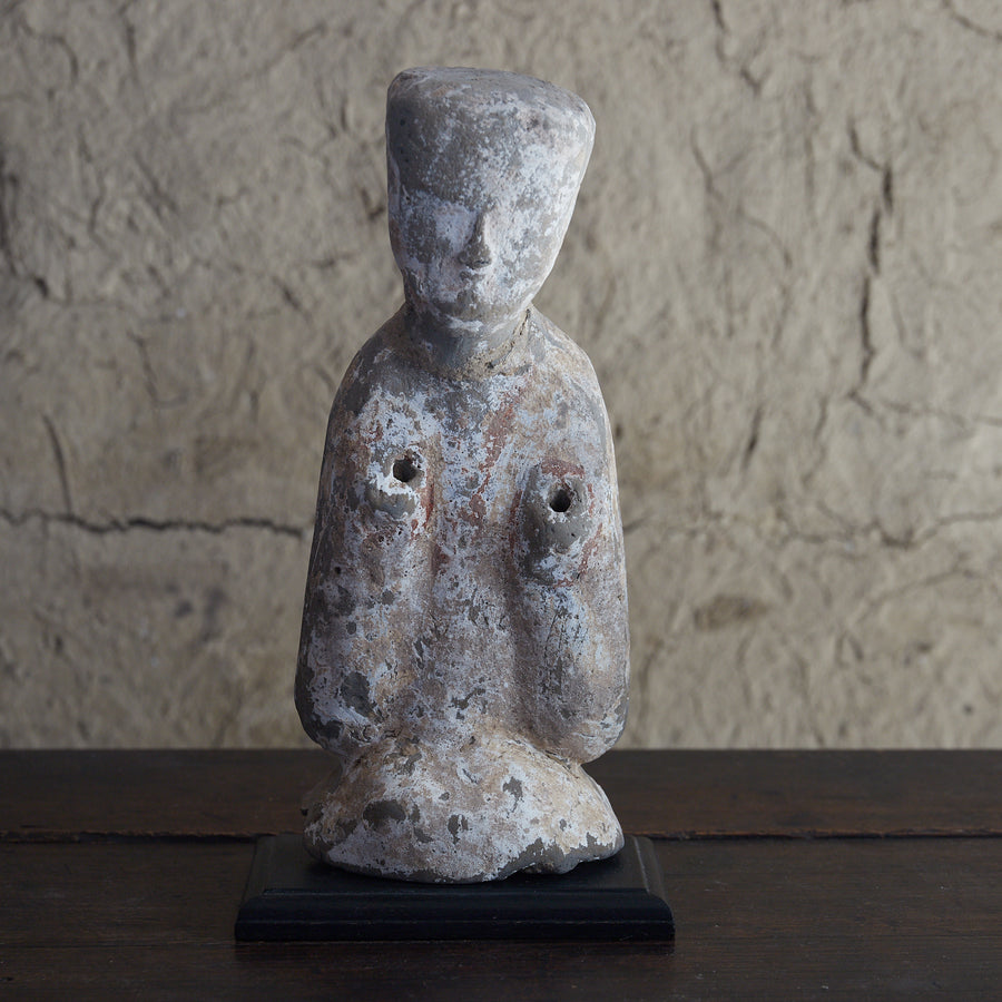 GRABFIGUR, Graue Irdenware mit Schlicker und Pigmenten, Han-Dynastie (206 v. Chr.–220 n. Chr.)