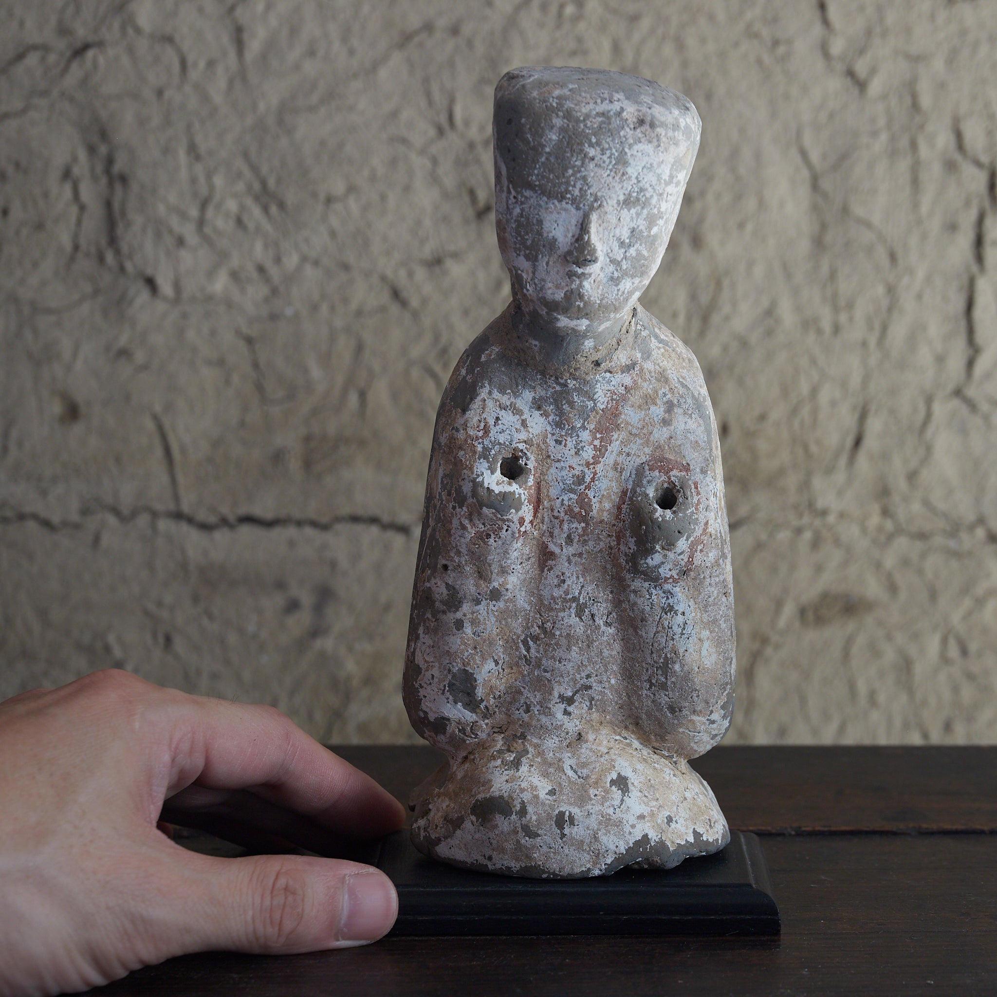 FIGURA FUNERARIA, Terracotta grigia con ingobbio e pigmenti, Dinastia Han (206 a.C.–220 d.C.) | Immagine di dettaglio 2