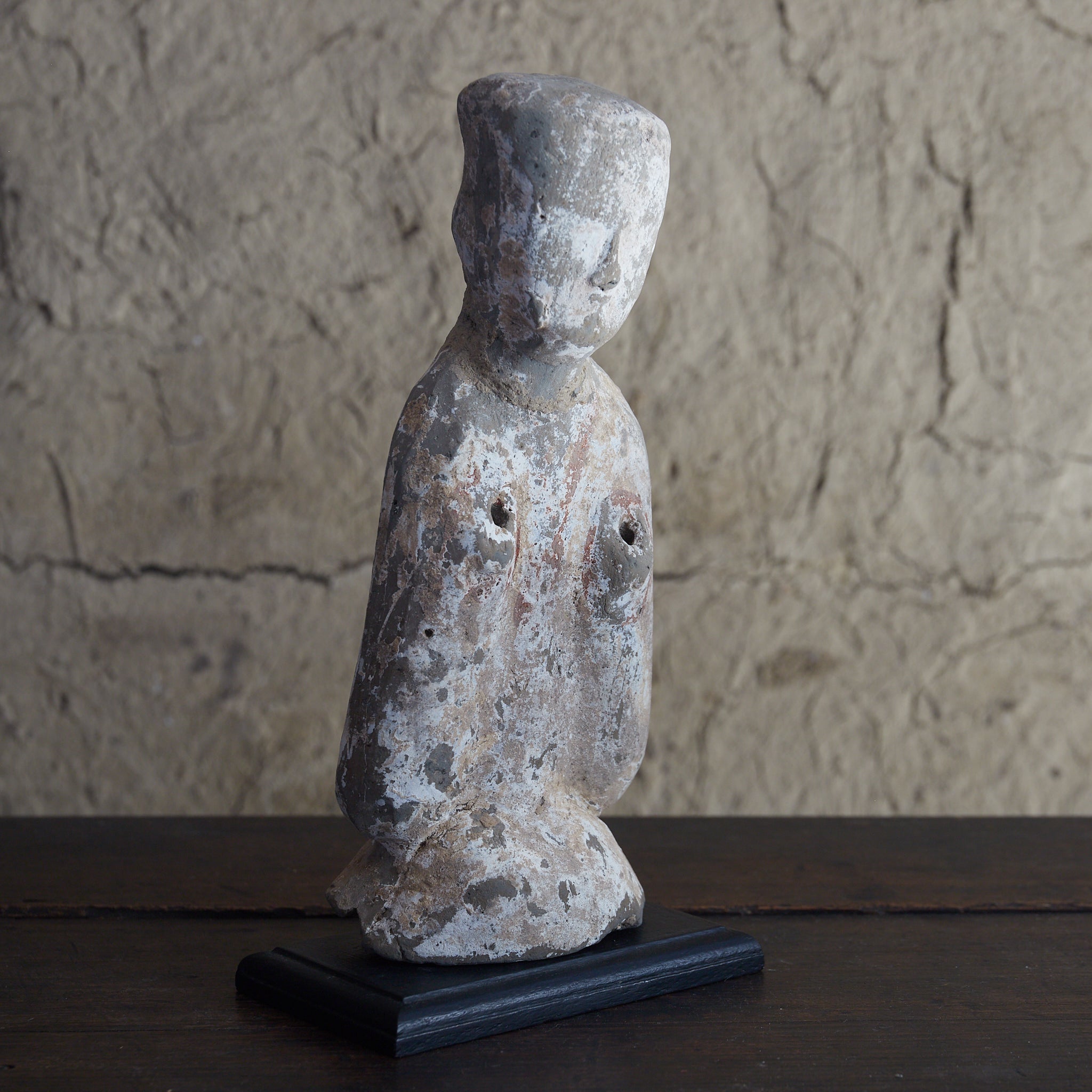 FIGURA FUNERARIA, Terracotta grigia con ingobbio e pigmenti, Dinastia Han (206 a.C.–220 d.C.) | Immagine di dettaglio 9