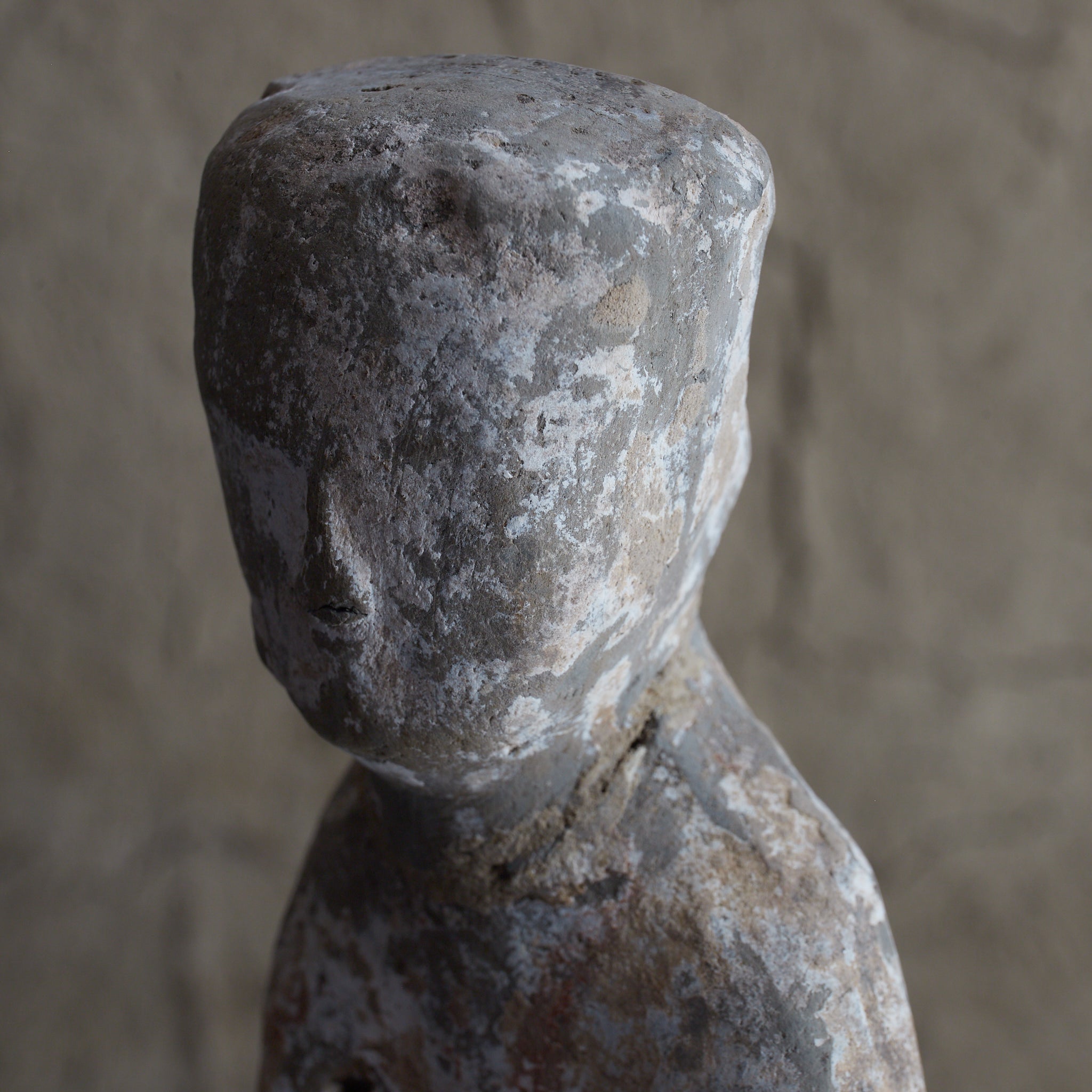 FIGURA FUNERARIA, Terracotta grigia con ingobbio e pigmenti, Dinastia Han (206 a.C.–220 d.C.) | Immagine di dettaglio 17