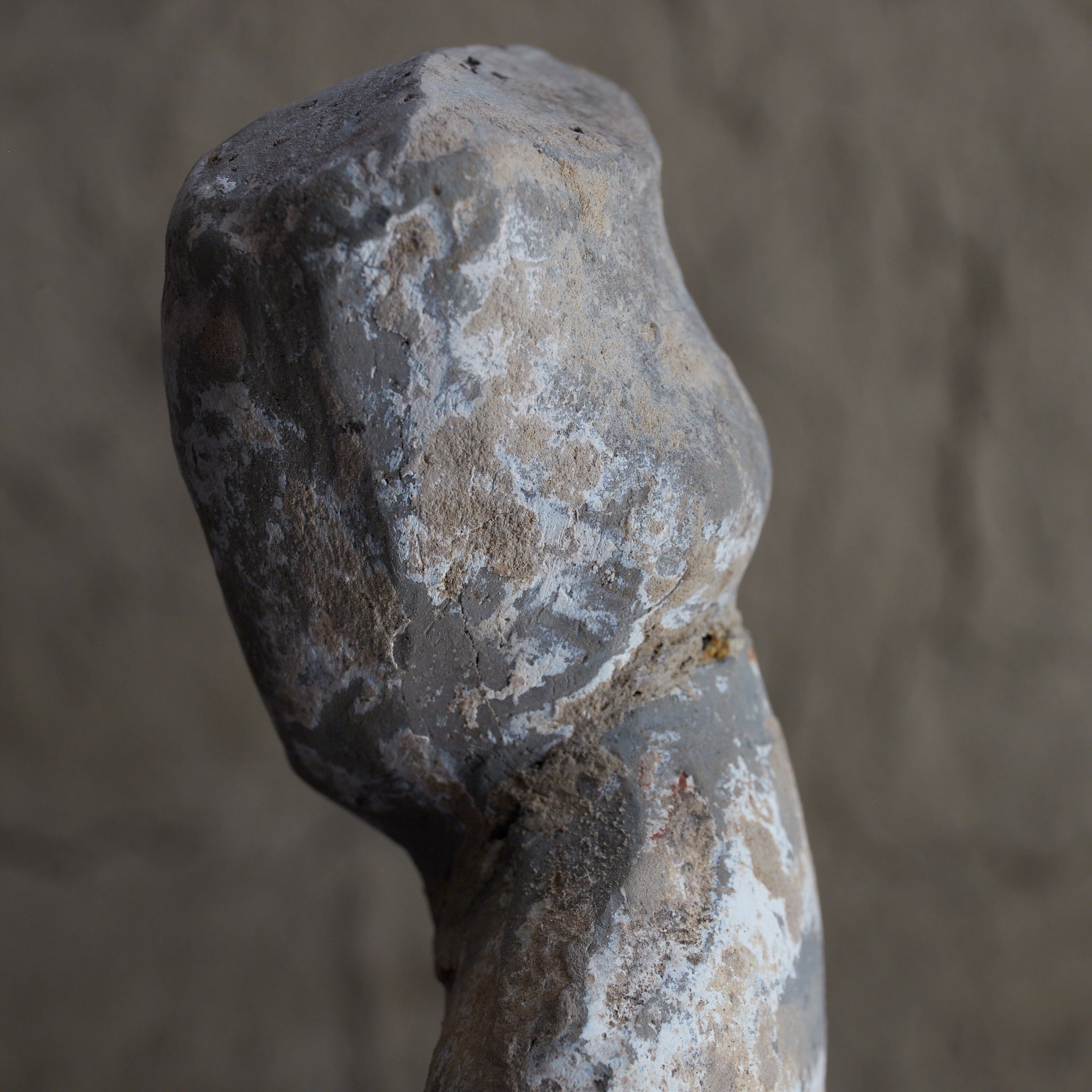 FIGURA FUNERARIA, Terracotta grigia con ingobbio e pigmenti, Dinastia Han (206 a.C.–220 d.C.) | Immagine di dettaglio 18