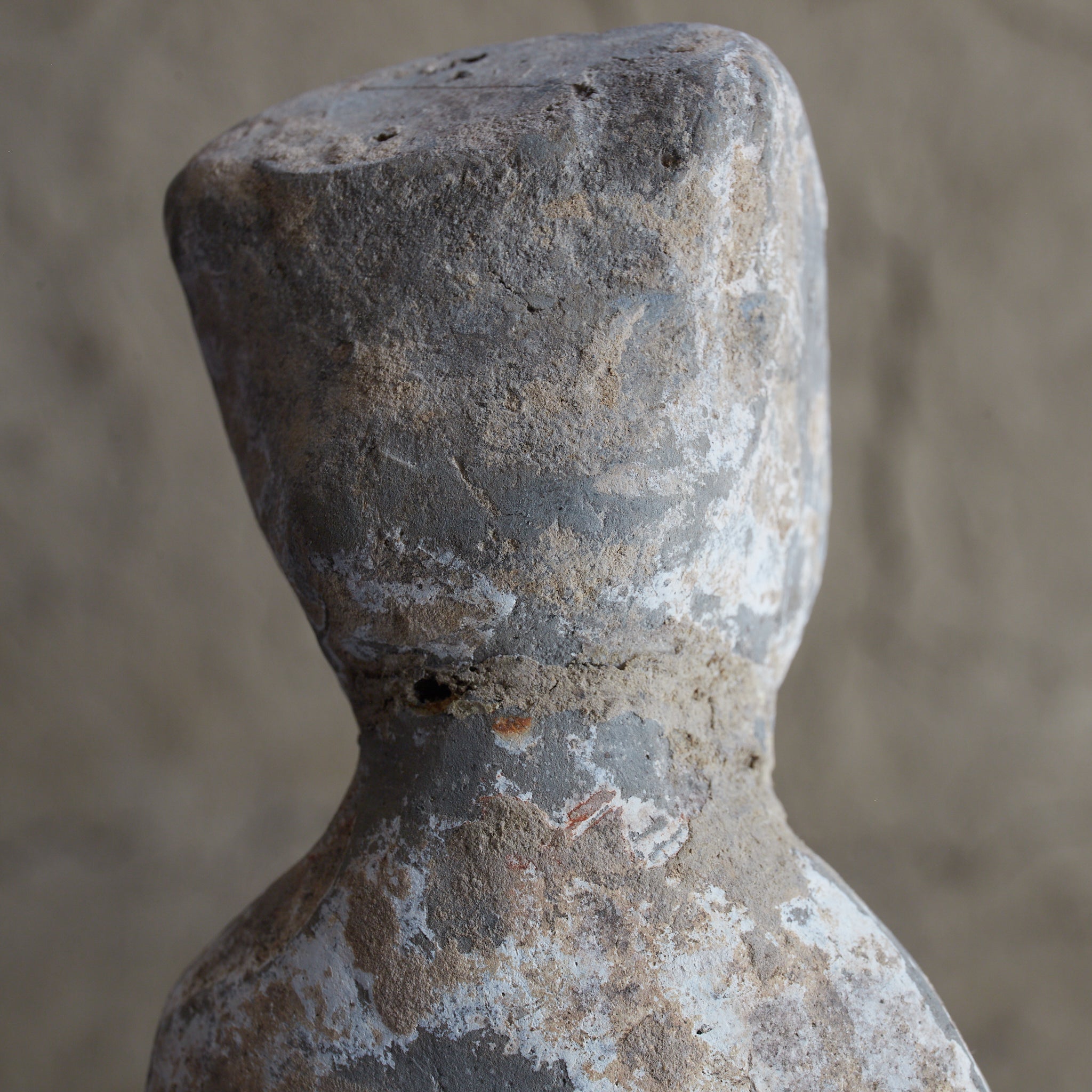 FIGURA FUNERARIA, Terracotta grigia con ingobbio e pigmenti, Dinastia Han (206 a.C.–220 d.C.) | Immagine di dettaglio 19