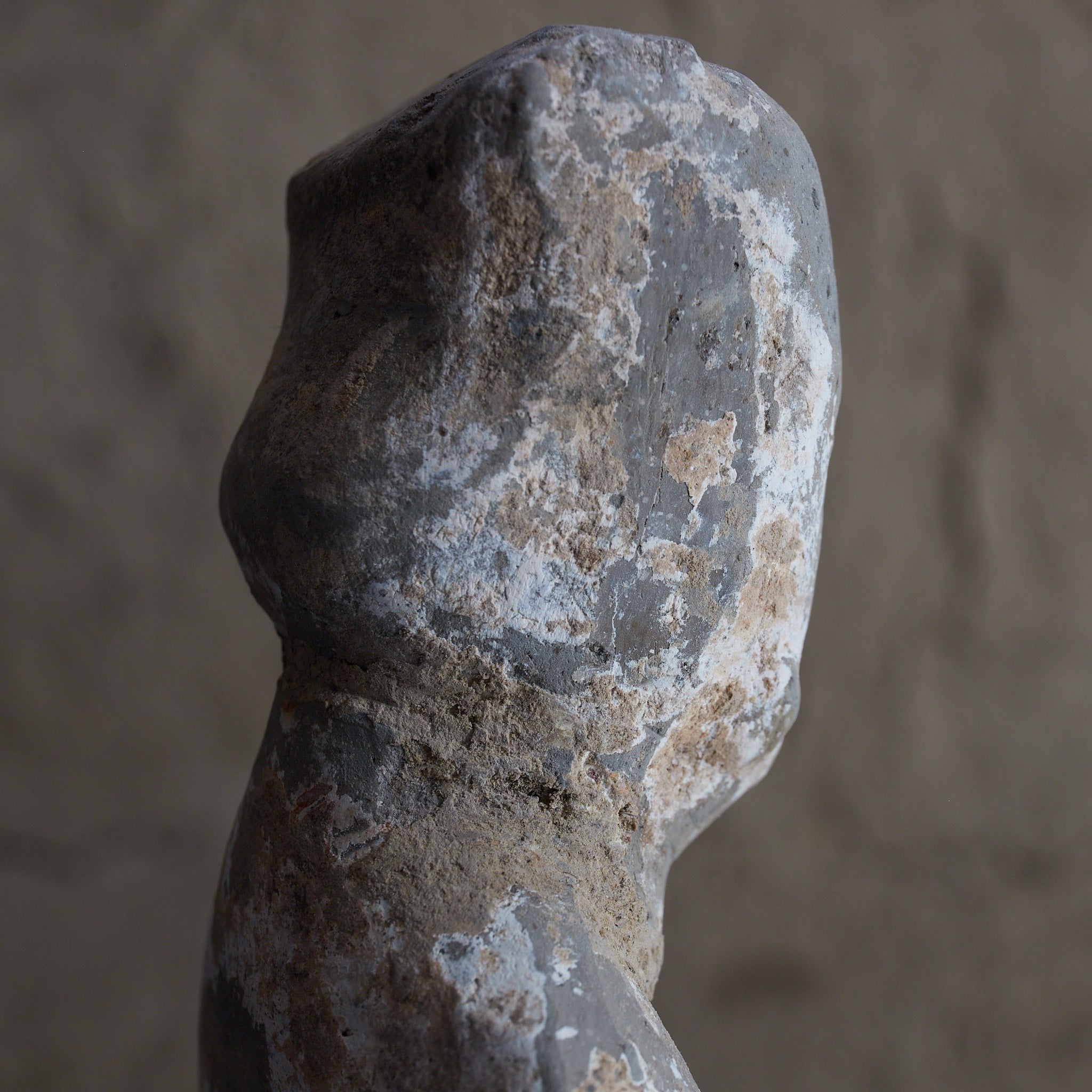 FIGURA FUNERARIA, Terracotta grigia con ingobbio e pigmenti, Dinastia Han (206 a.C.–220 d.C.) | Immagine di dettaglio 20