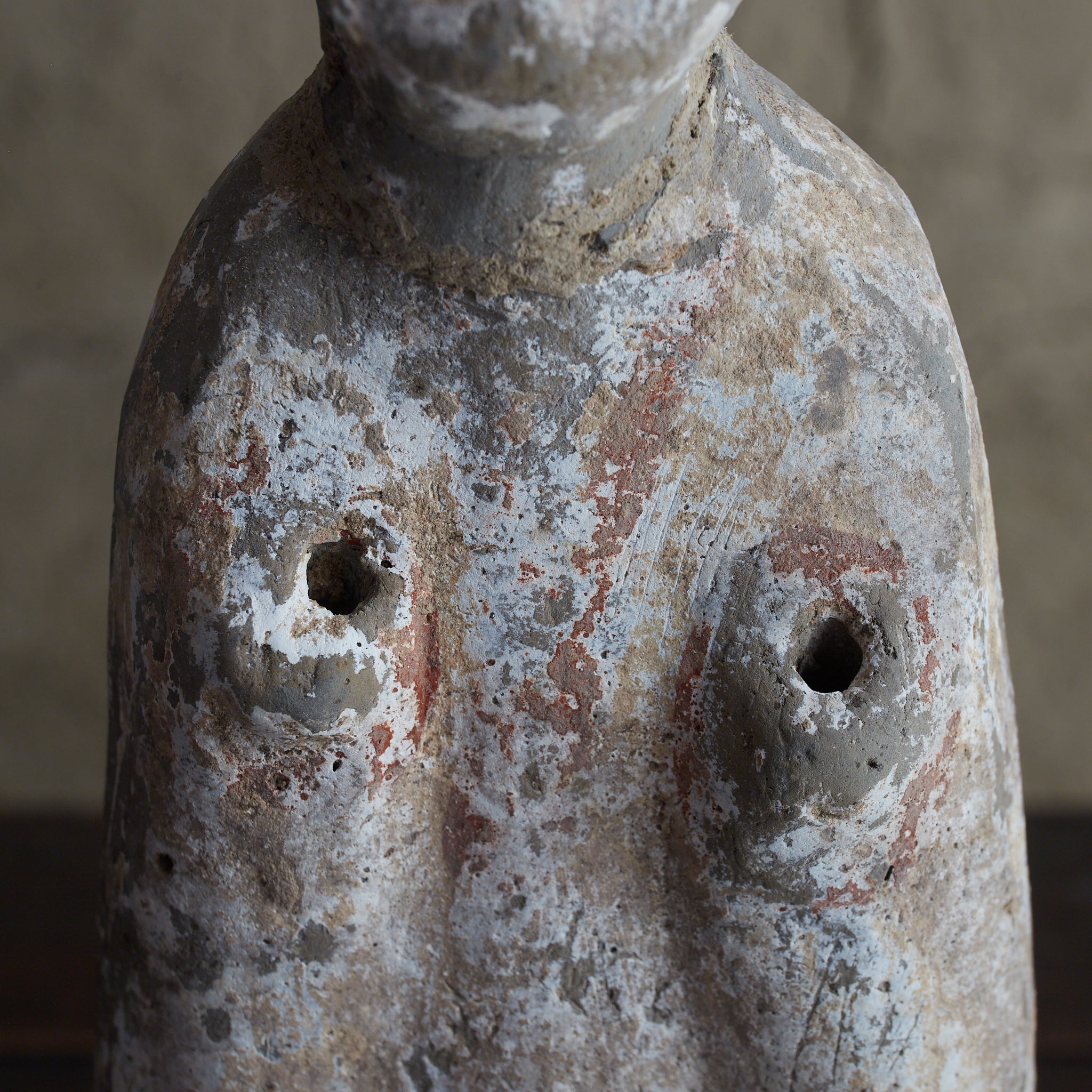 FIGURA FUNERARIA, Terracotta grigia con ingobbio e pigmenti, Dinastia Han (206 a.C.–220 d.C.) | Immagine di dettaglio 21