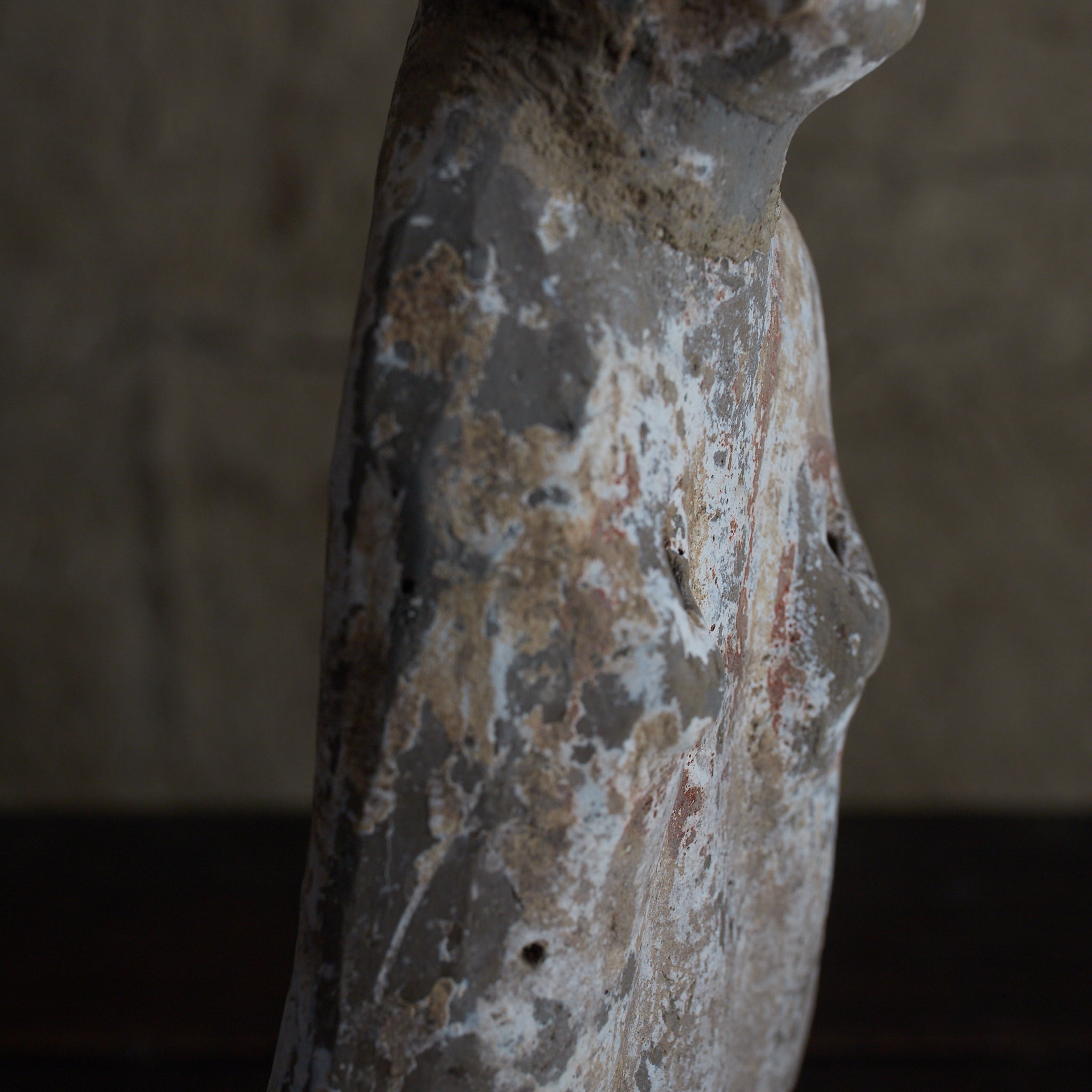 FIGURA FUNERARIA, Terracotta grigia con ingobbio e pigmenti, Dinastia Han (206 a.C.–220 d.C.) | Immagine di dettaglio 23