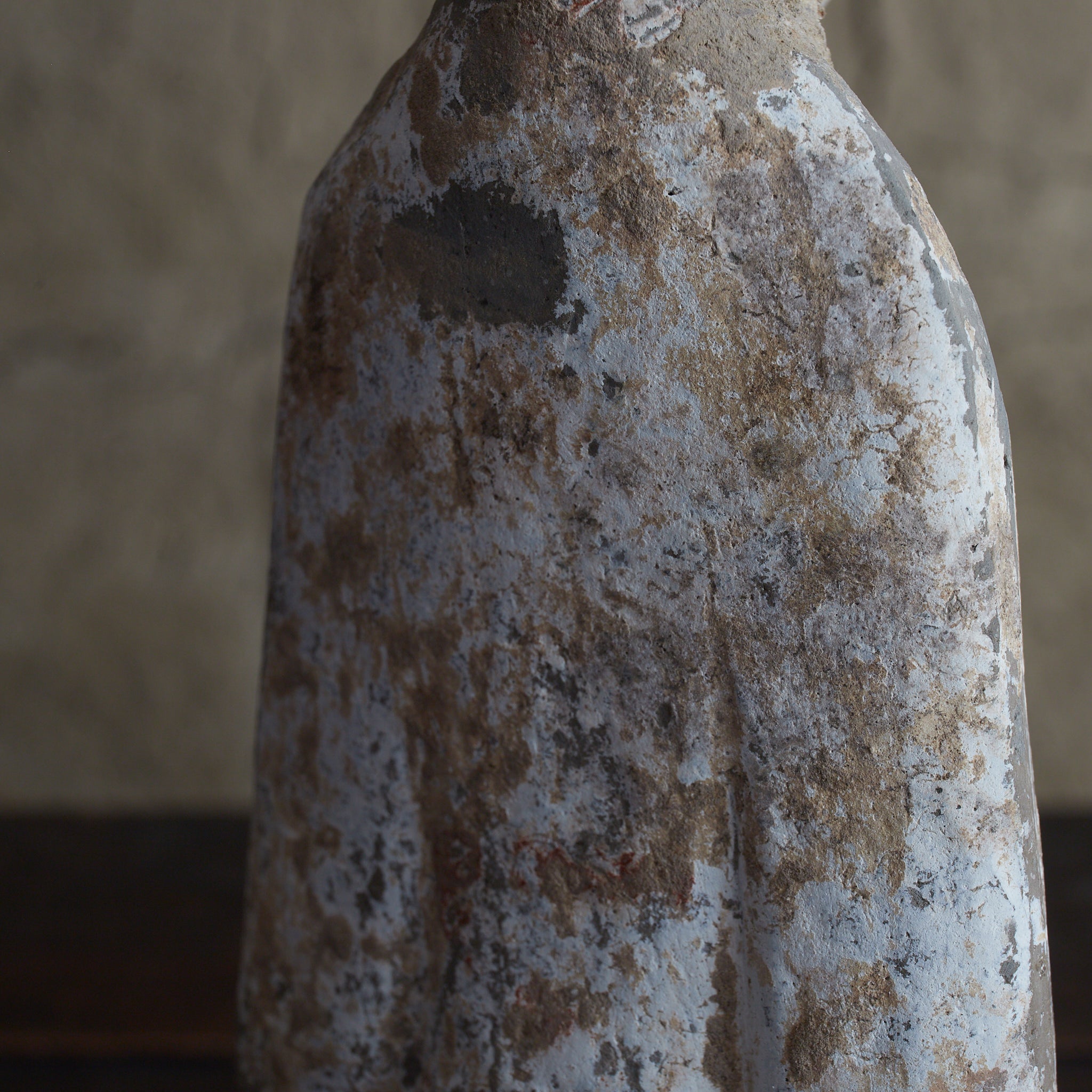 FIGURA FUNERARIA, Terracotta grigia con ingobbio e pigmenti, Dinastia Han (206 a.C.–220 d.C.) | Immagine di dettaglio 24