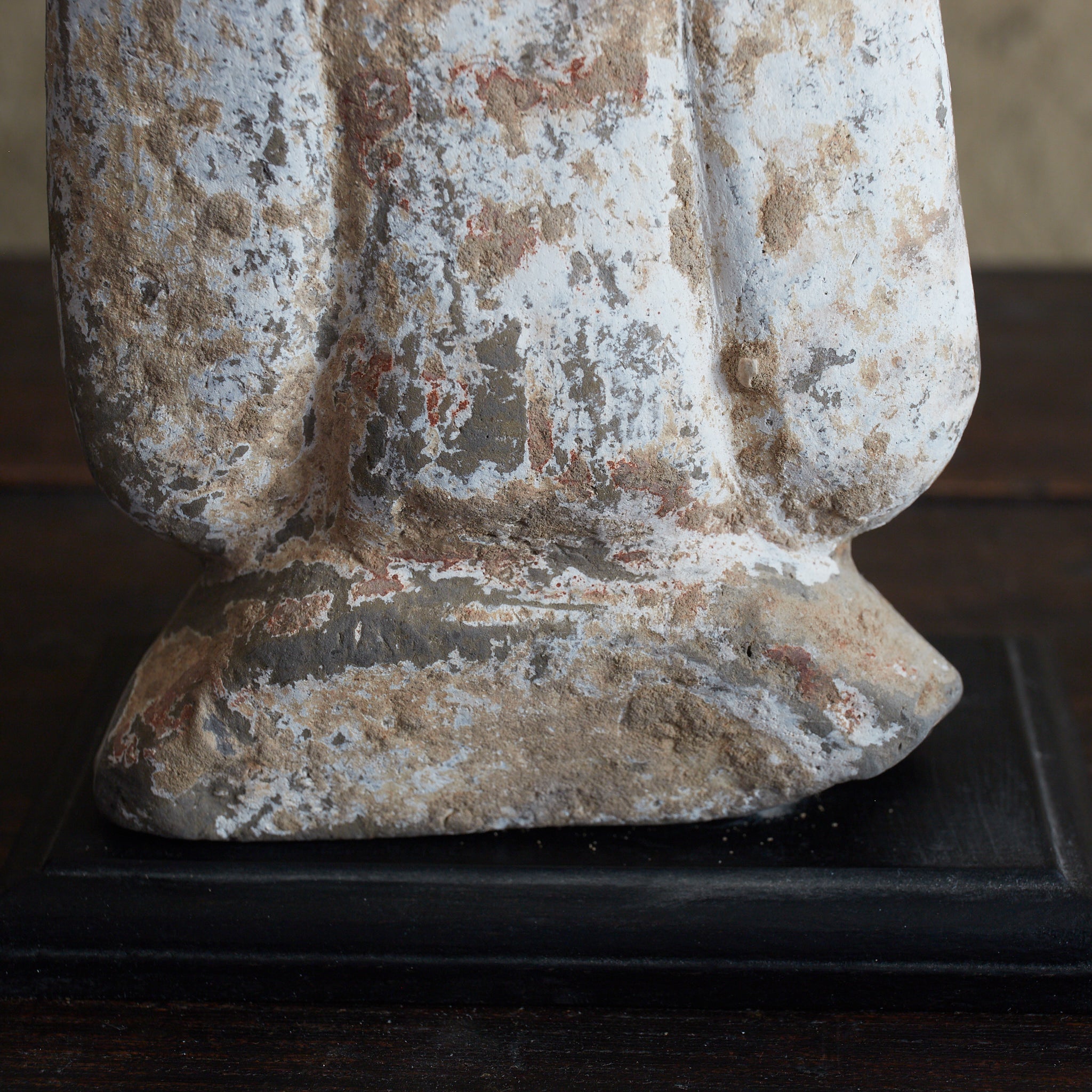 FIGURA FUNERARIA, Terracotta grigia con ingobbio e pigmenti, Dinastia Han (206 a.C.–220 d.C.) | Immagine di dettaglio 26