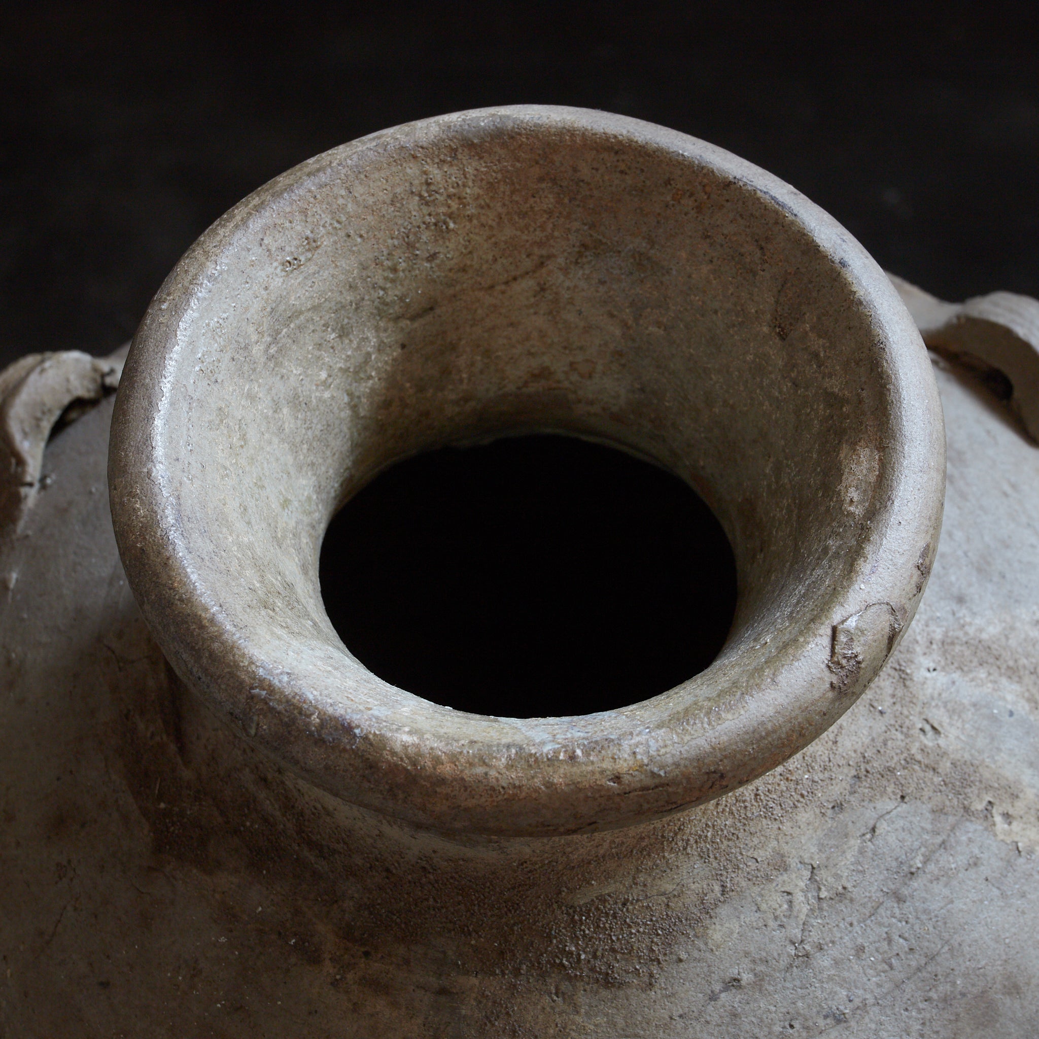 VIERÖSIGES GEFÄSS, Ko-Seto, ascheglasiert, Kamakura-Zeit (1185–1333 n. Chr.) | Detailansicht 24