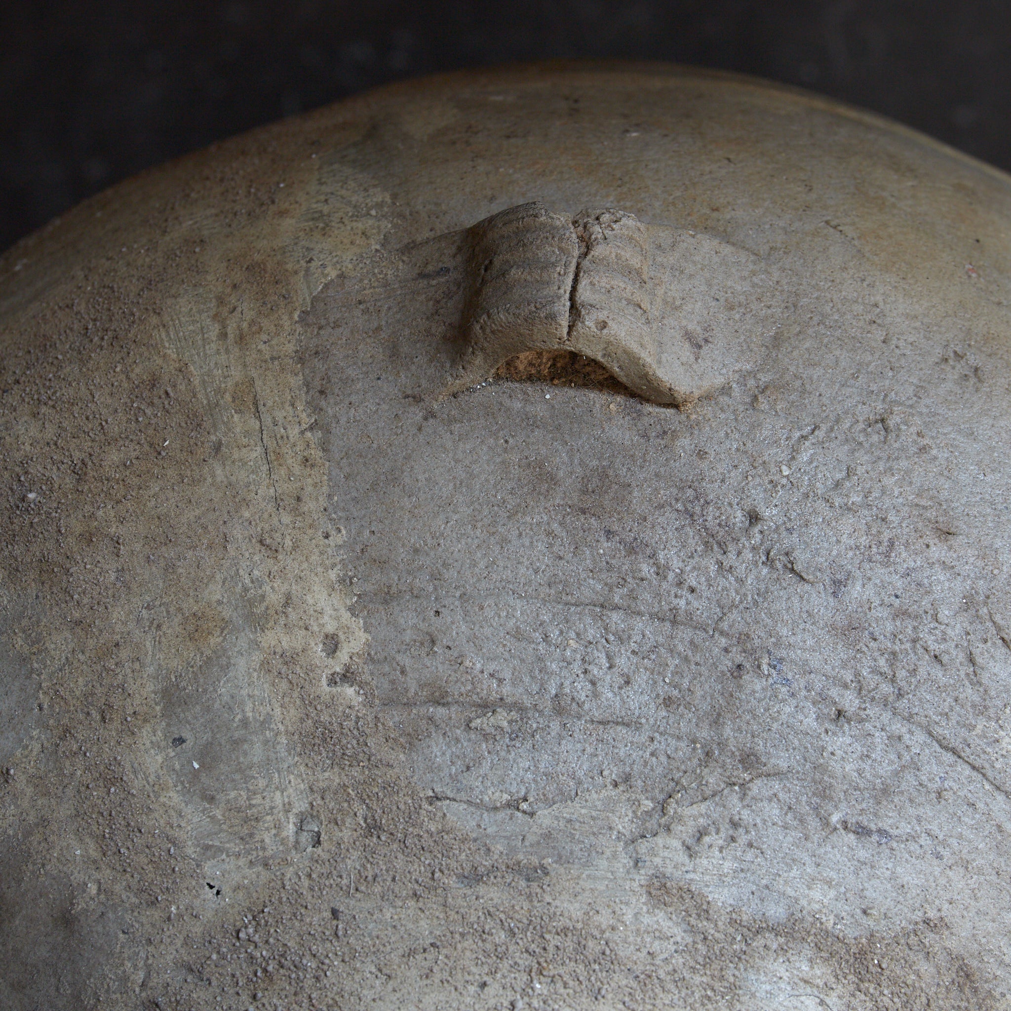 VIERÖSIGES GEFÄSS, Ko-Seto, ascheglasiert, Kamakura-Zeit (1185–1333 n. Chr.) | Detailansicht 27