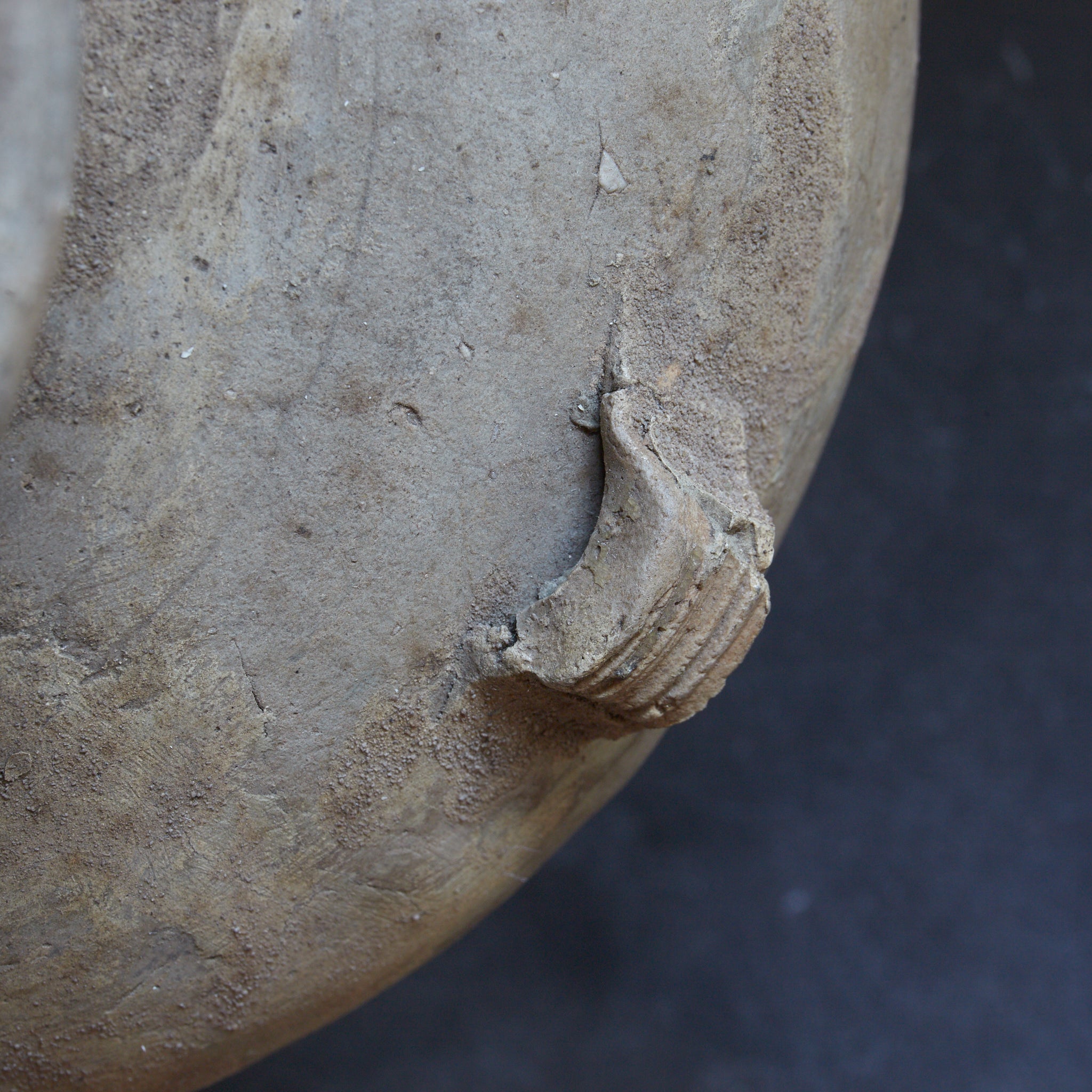 VIERÖSIGES GEFÄSS, Ko-Seto, ascheglasiert, Kamakura-Zeit (1185–1333 n. Chr.) | Detailansicht 29