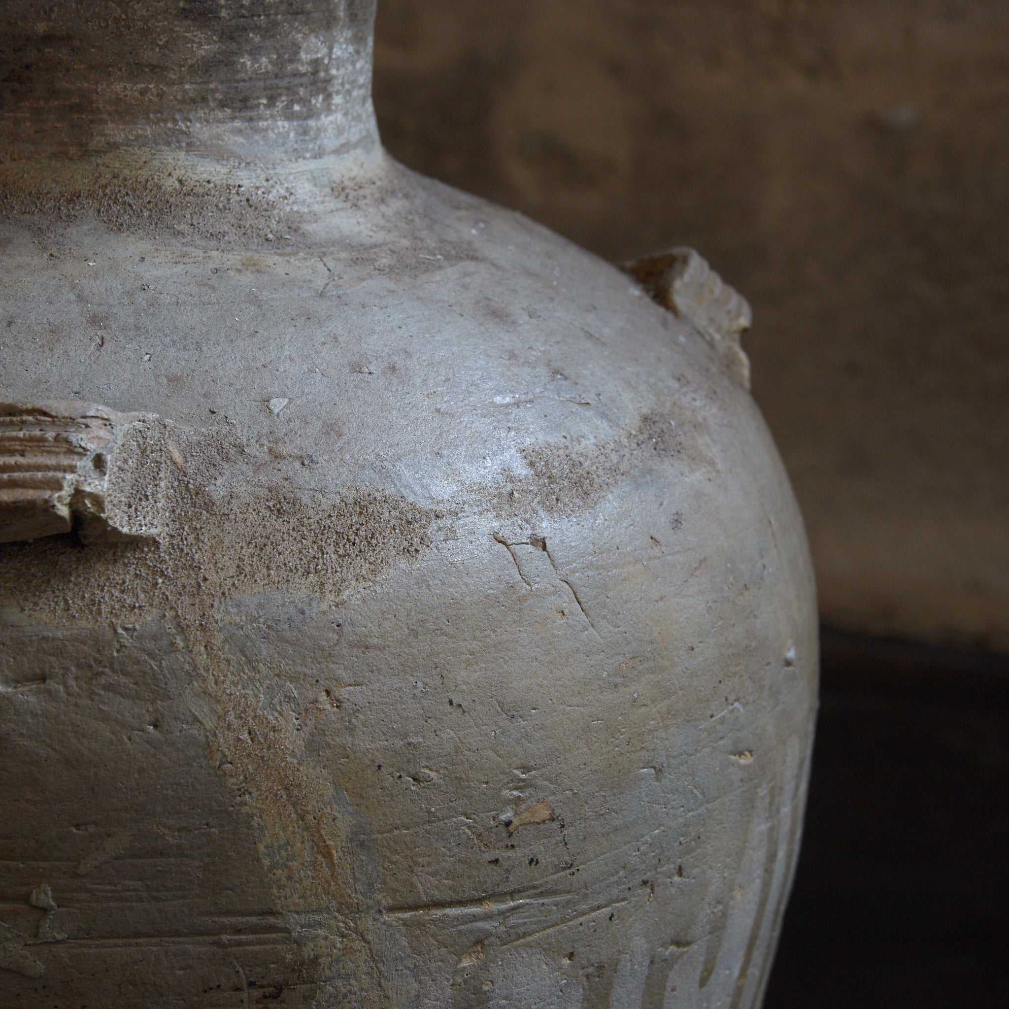 VIERÖSIGES GEFÄSS, Ko-Seto, ascheglasiert, Kamakura-Zeit (1185–1333 n. Chr.) | Detailansicht 39