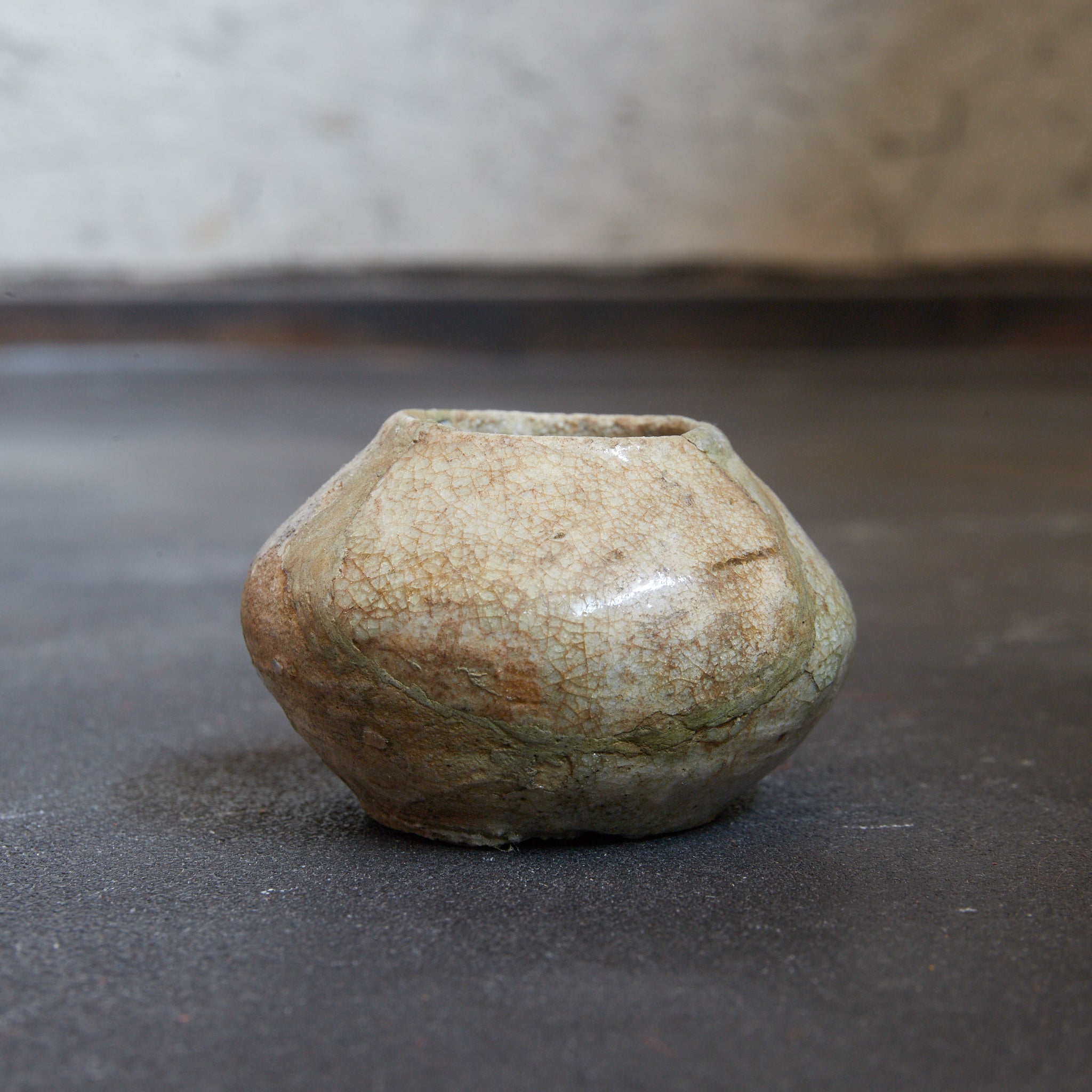 DÖSCHEN-UNTERTEIL, Ko-Seto, ascheglasiert, Kamakura-Zeit (1185–1333 n. Chr.) | Detailansicht 3