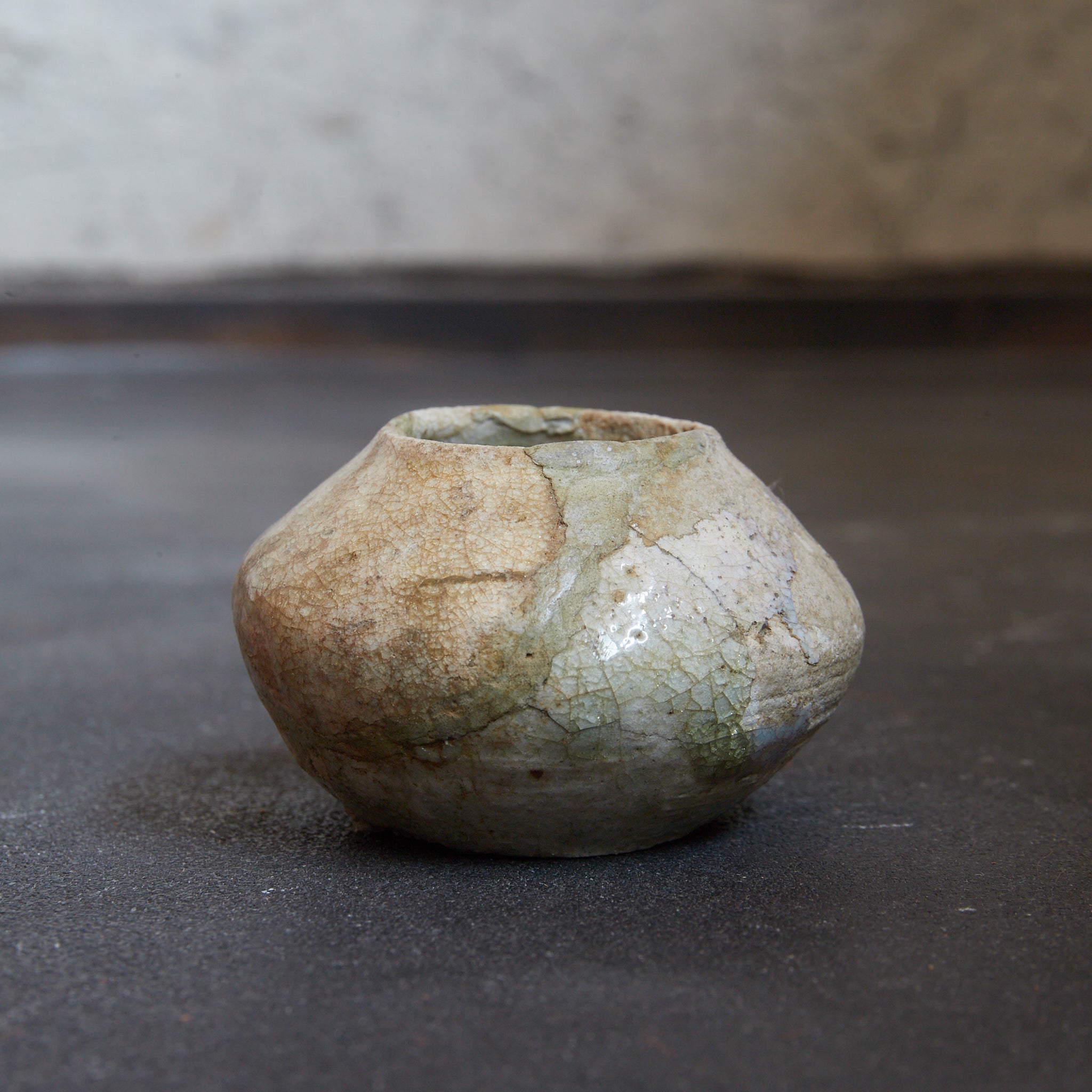 DÖSCHEN-UNTERTEIL, Ko-Seto, ascheglasiert, Kamakura-Zeit (1185–1333 n. Chr.) | Detailansicht 4