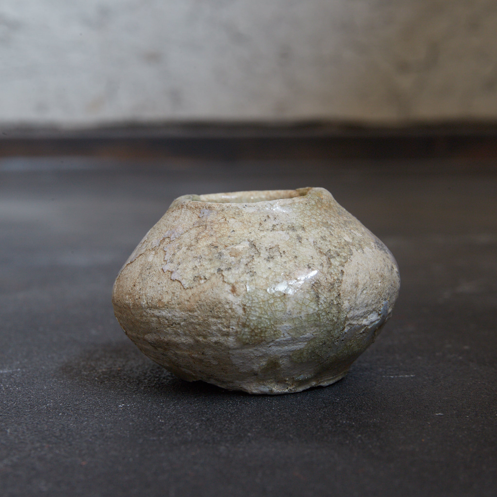 DÖSCHEN-UNTERTEIL, Ko-Seto, ascheglasiert, Kamakura-Zeit (1185–1333 n. Chr.) | Detailansicht 6