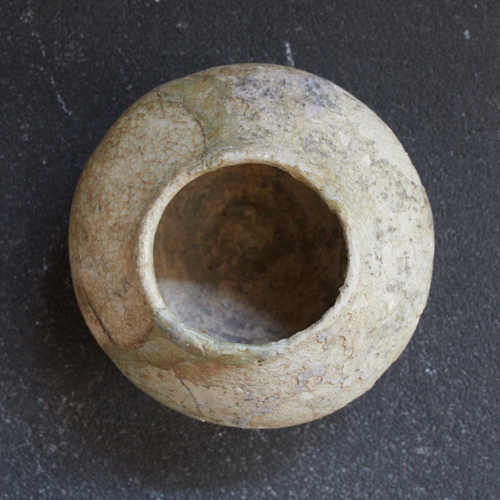 DÖSCHEN-UNTERTEIL, Ko-Seto, ascheglasiert, Kamakura-Zeit (1185–1333 n. Chr.) | Detailansicht 8