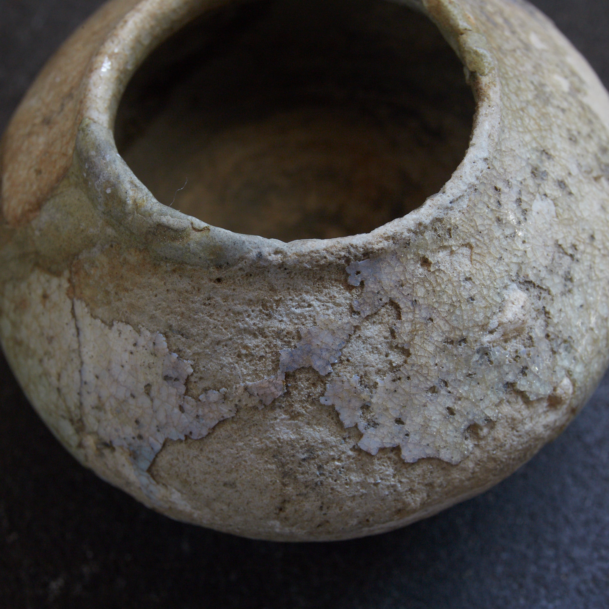 DÖSCHEN-UNTERTEIL, Ko-Seto, ascheglasiert, Kamakura-Zeit (1185–1333 n. Chr.) | Detailansicht 14