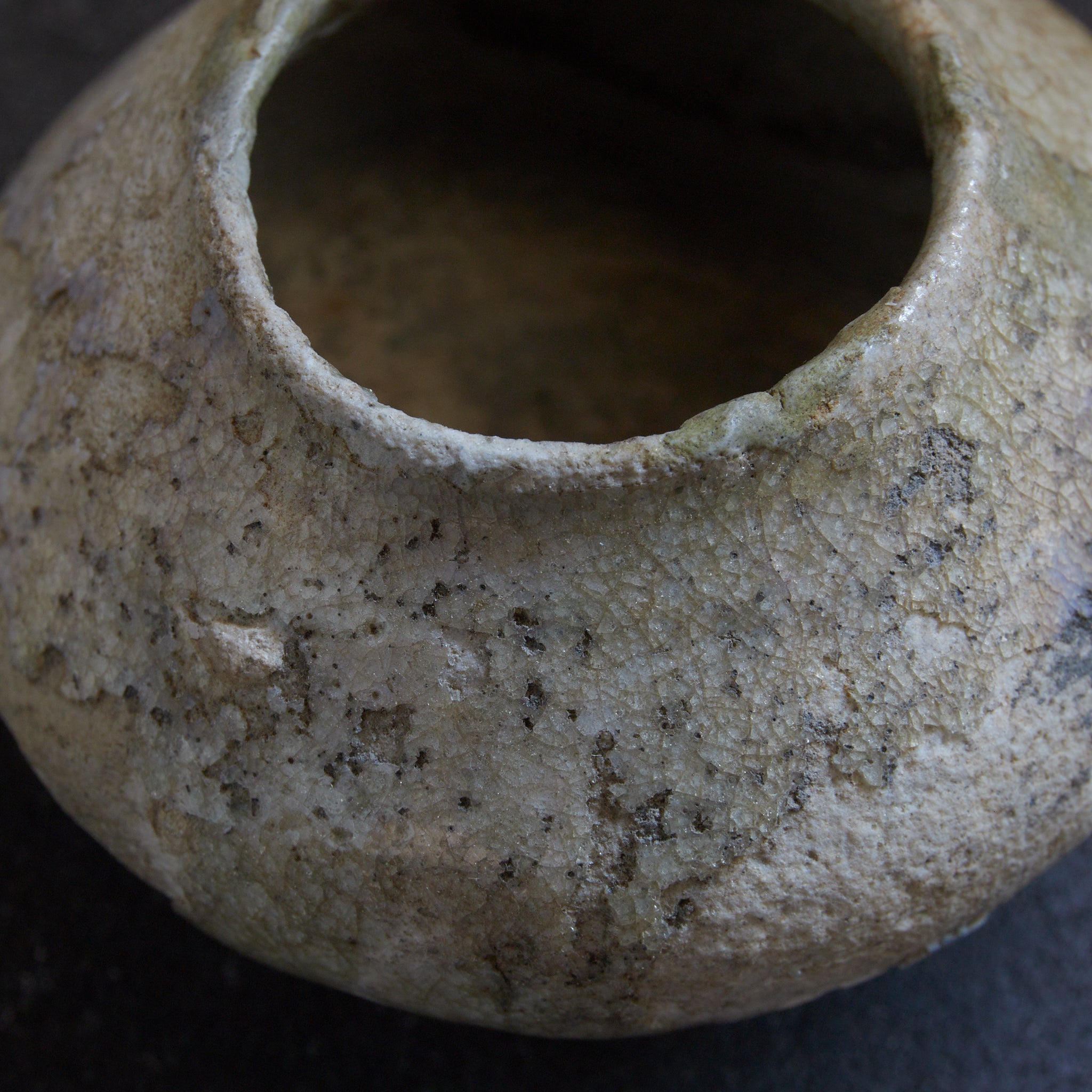 DÖSCHEN-UNTERTEIL, Ko-Seto, ascheglasiert, Kamakura-Zeit (1185–1333 n. Chr.) | Detailansicht 15