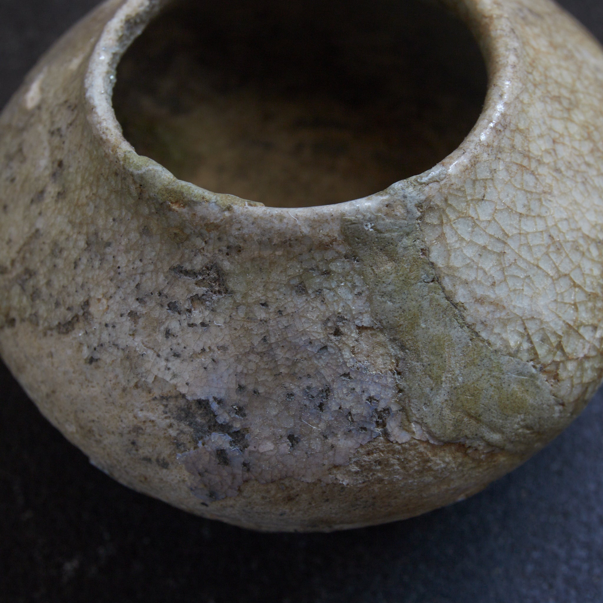 DÖSCHEN-UNTERTEIL, Ko-Seto, ascheglasiert, Kamakura-Zeit (1185–1333 n. Chr.) | Detailansicht 16