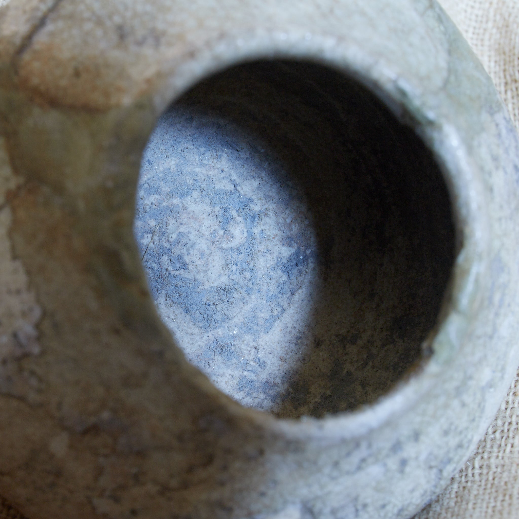 DÖSCHEN-UNTERTEIL, Ko-Seto, ascheglasiert, Kamakura-Zeit (1185–1333 n. Chr.) | Detailansicht 19