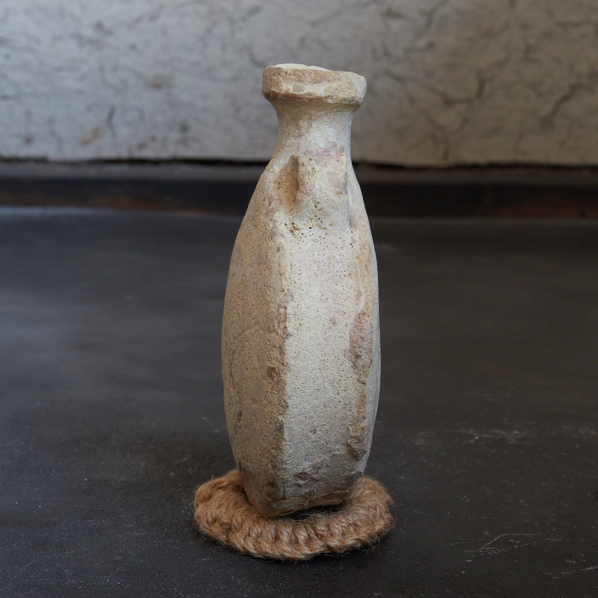 VASE APLATI, Céramique islamique, avec anses, Antiquité (IIIe–XIIe siècle) | Image de détail 3